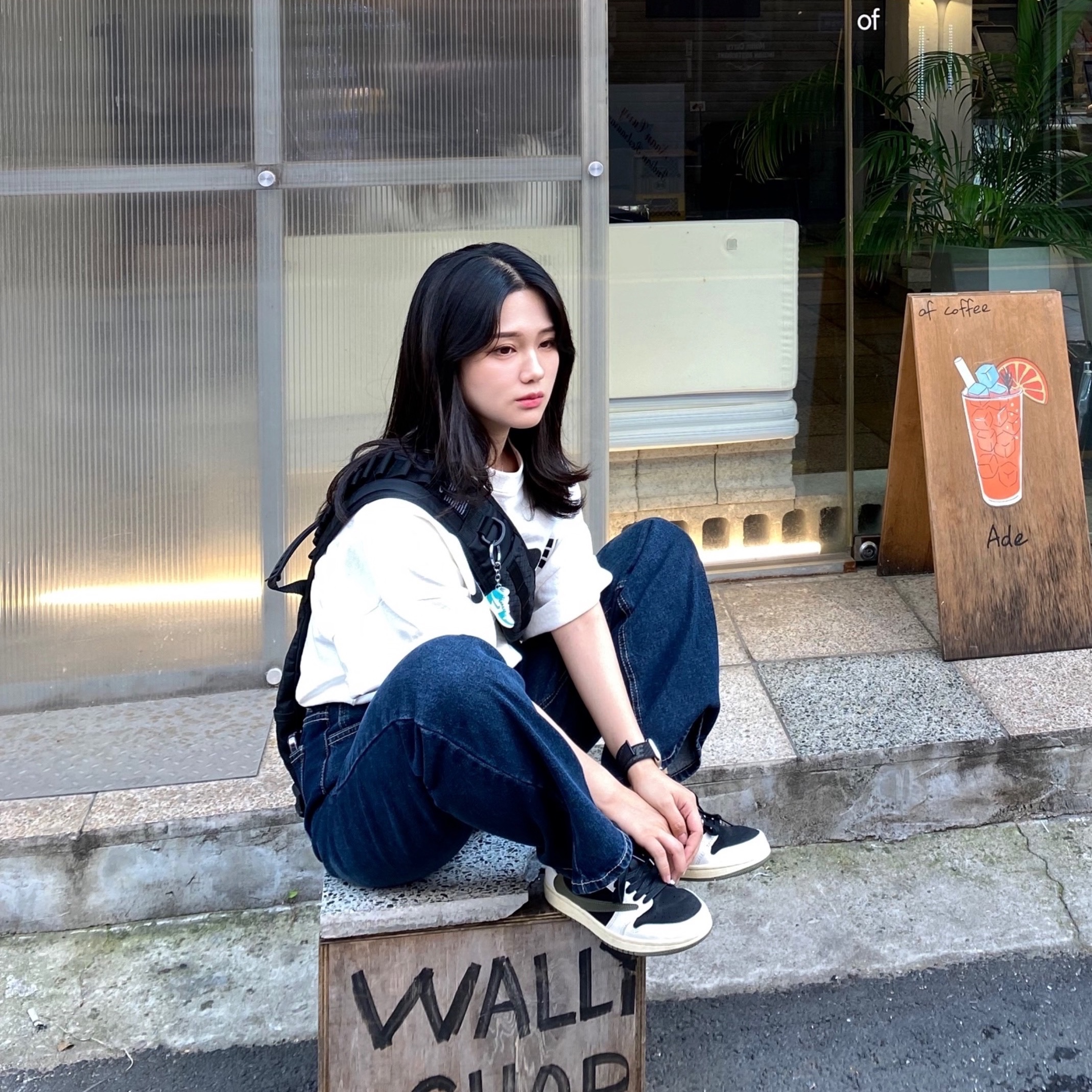 Jil Sander Logo T-Shirt Natural, (W) Jordan 1 x Travis Scott Retro Low OG SP Medium Olive 착용 스타일 - 2