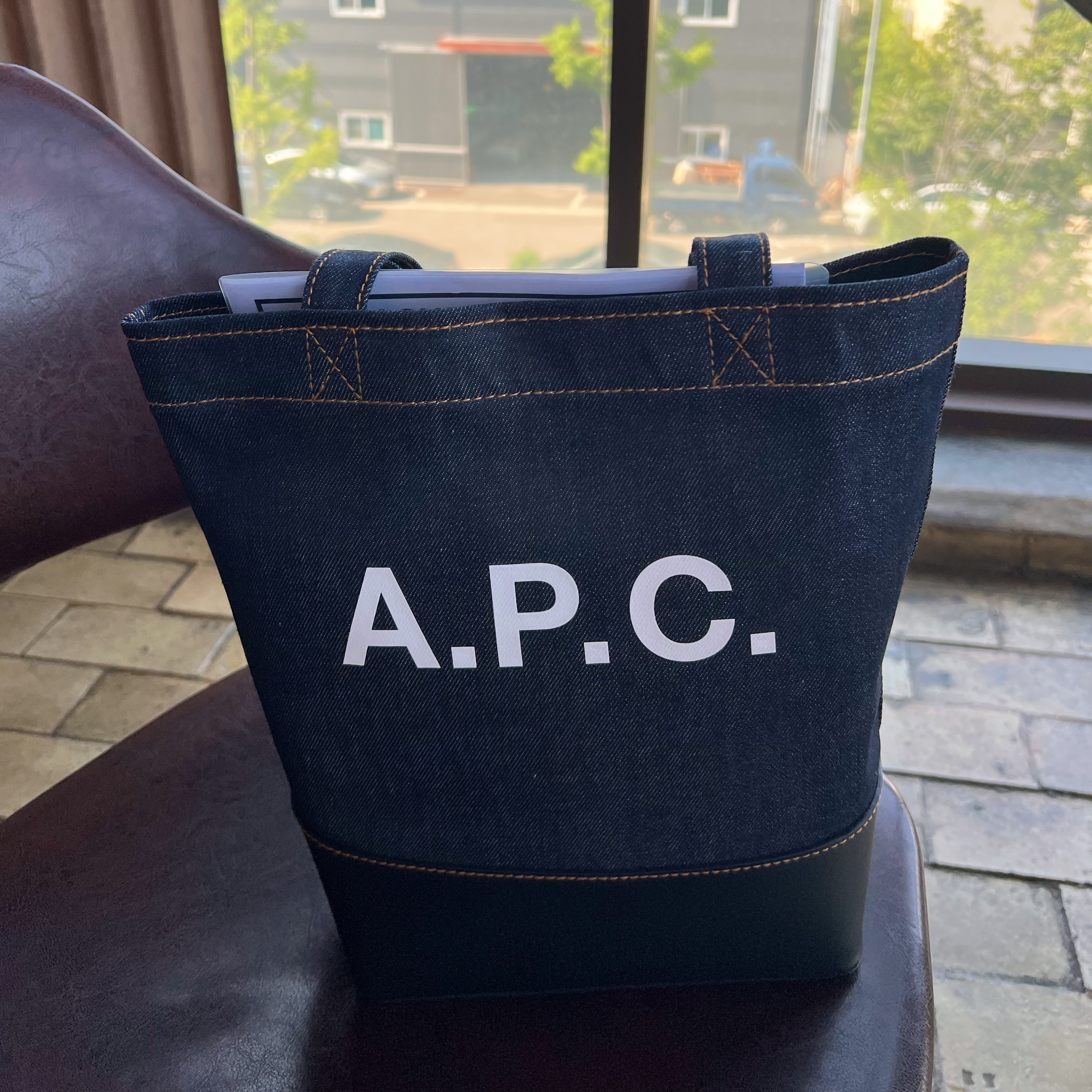 A.P.C. Axelle Small Tote Bag Denim Dark Navy 착용 스타일
