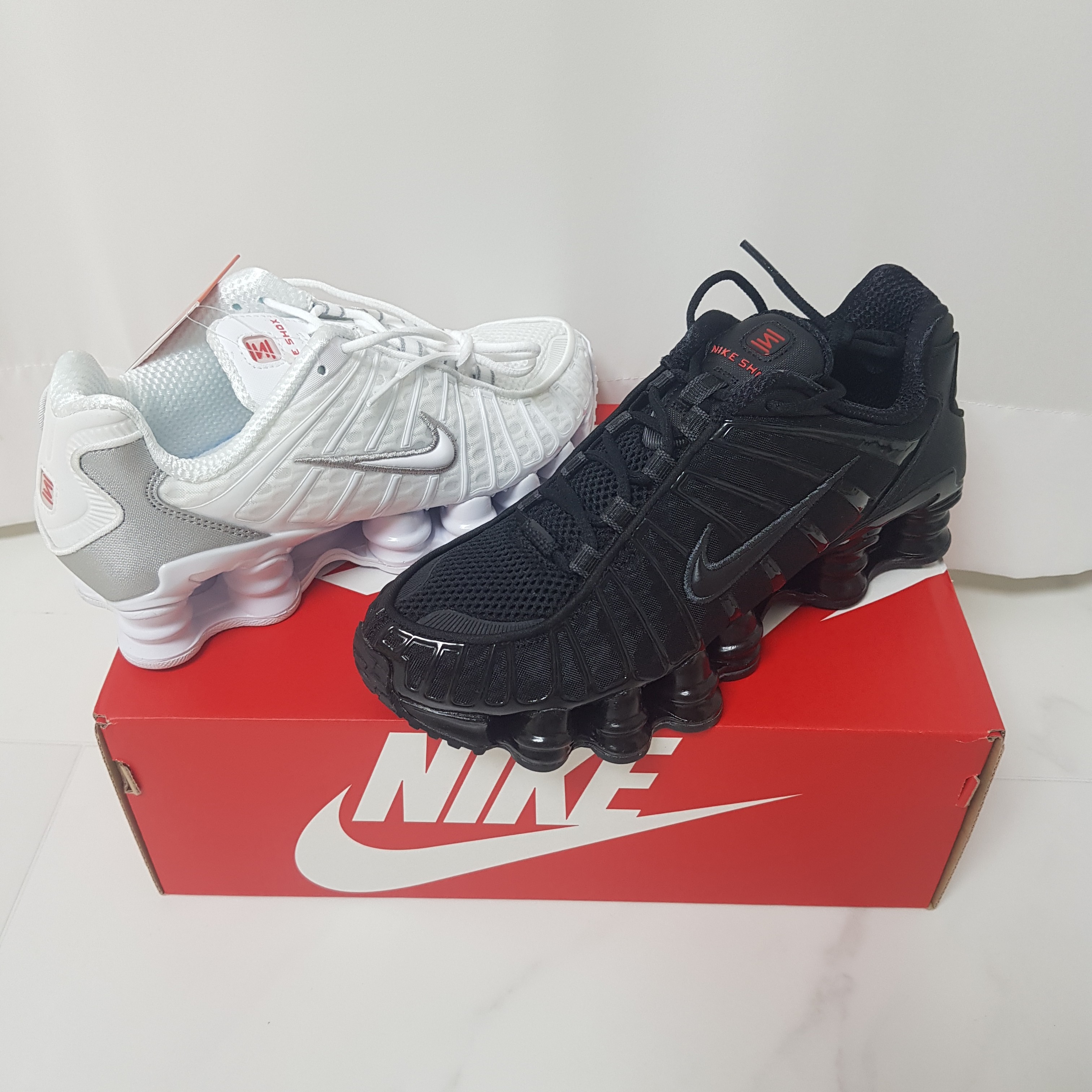 (W) Nike Shox TL White and Max Orange 착용 스타일 - 2