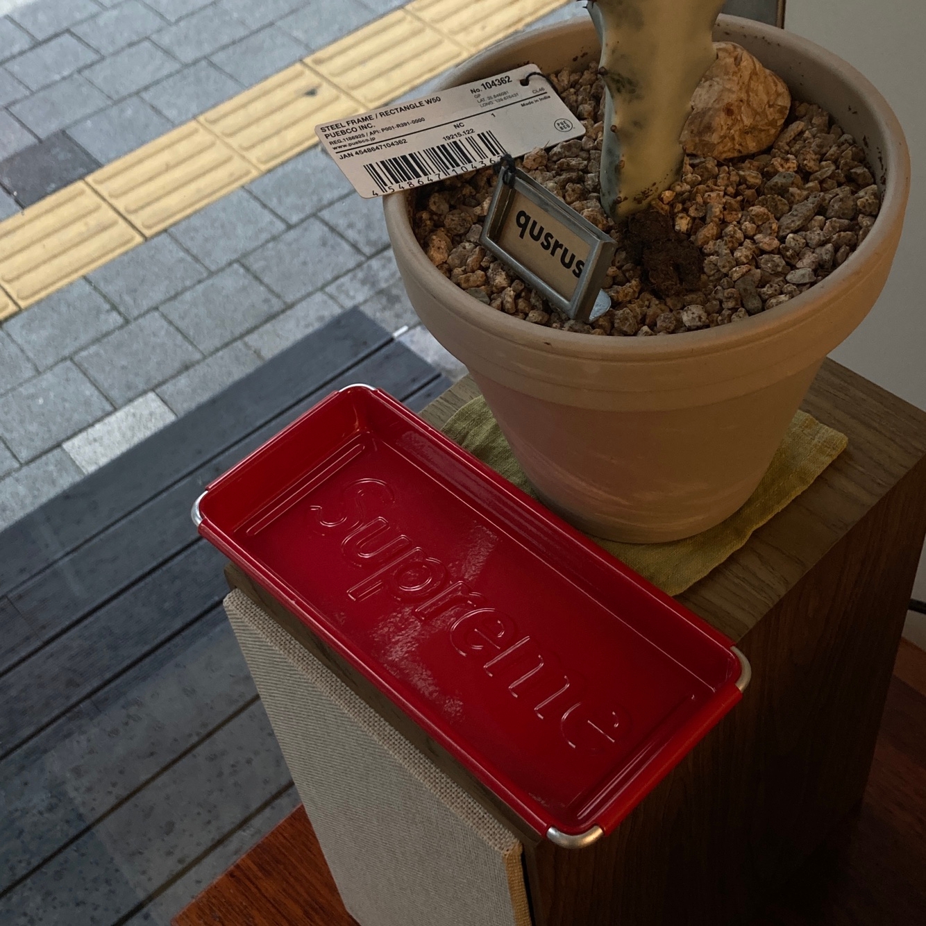 Supreme x Dulton Tray Red - 23SS 착용 스타일