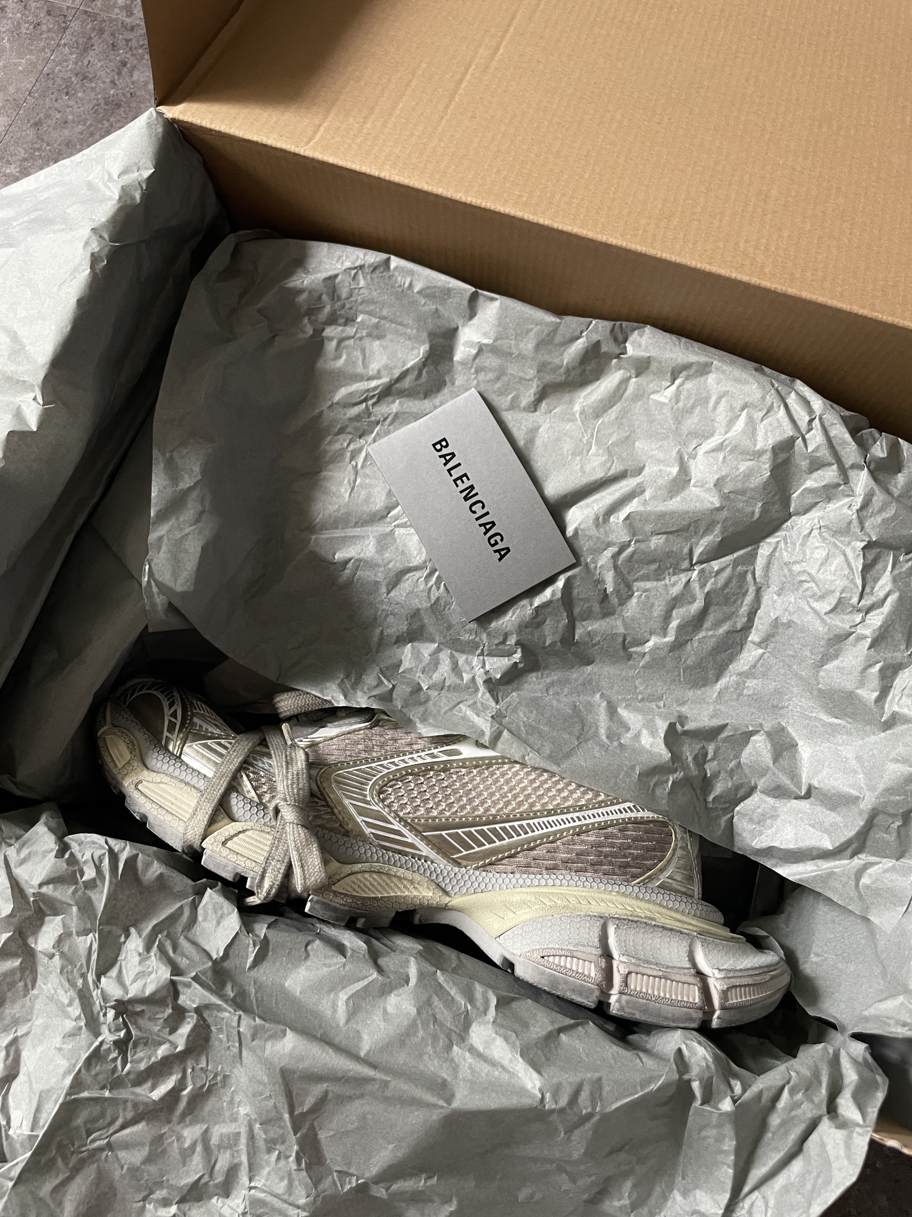 Balenciaga 3XL Sneakers Light Beige 착용 스타일 - 1