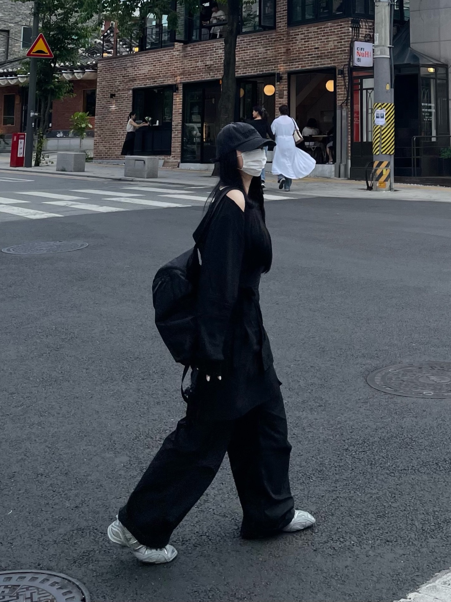 Arc'teryx Heliad 15 Backpack Black, (W) Balenciaga Tyrex Sneakers Silver 착용 스타일 - 1