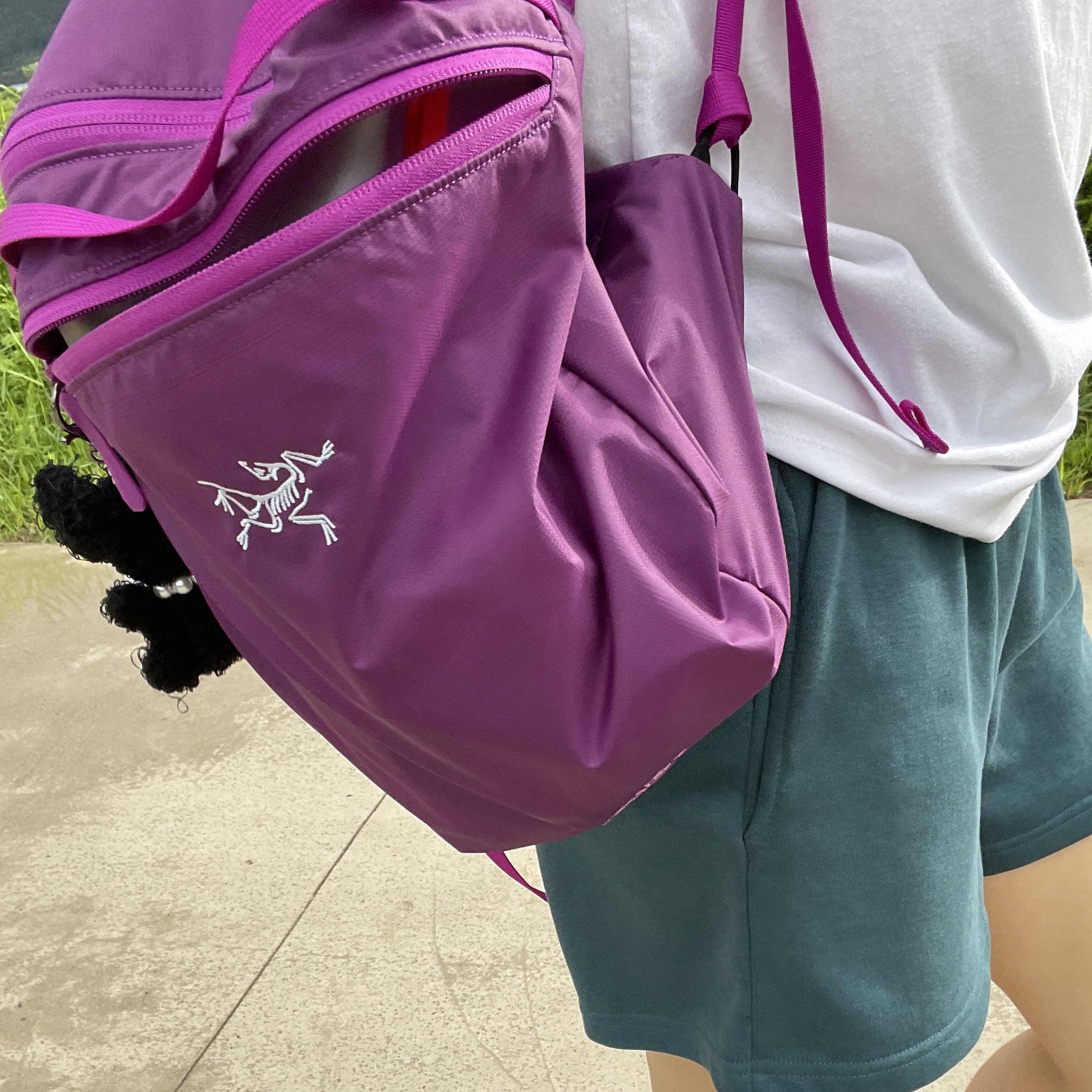 Arc'teryx Heliad 15 Backpack Groovie, (W) Matin Kim Cutted Logo Crop Top Black 착용 스타일 - 2