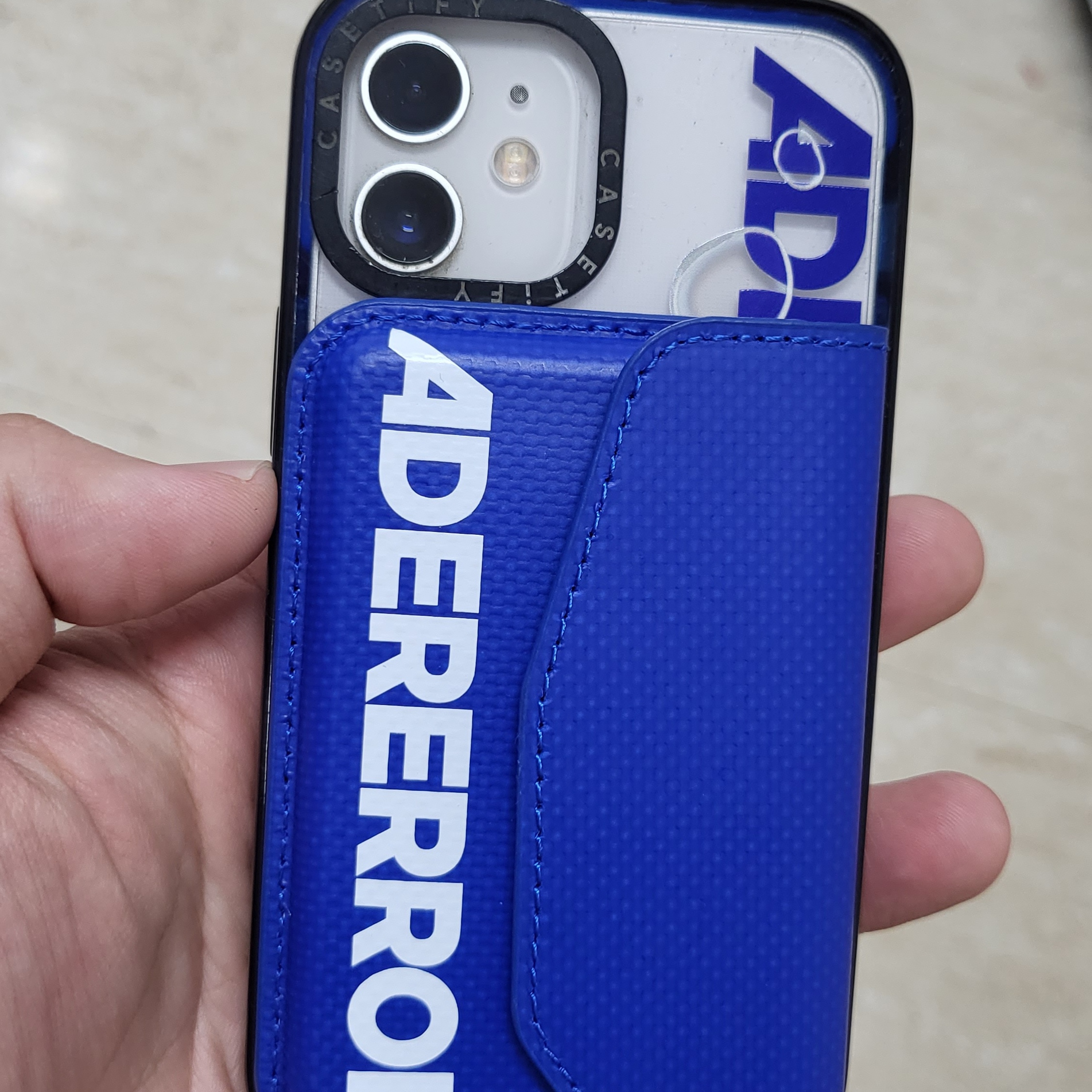 Ader Error Standic Magsafe Wallet Z-Blue 착용 스타일 - 2
