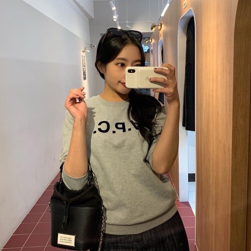 (W) A.P.C. VPC Viva Sweatshirt Heather Grey, Maison Margiela 5AC Bucket Bag Black 착용 스타일