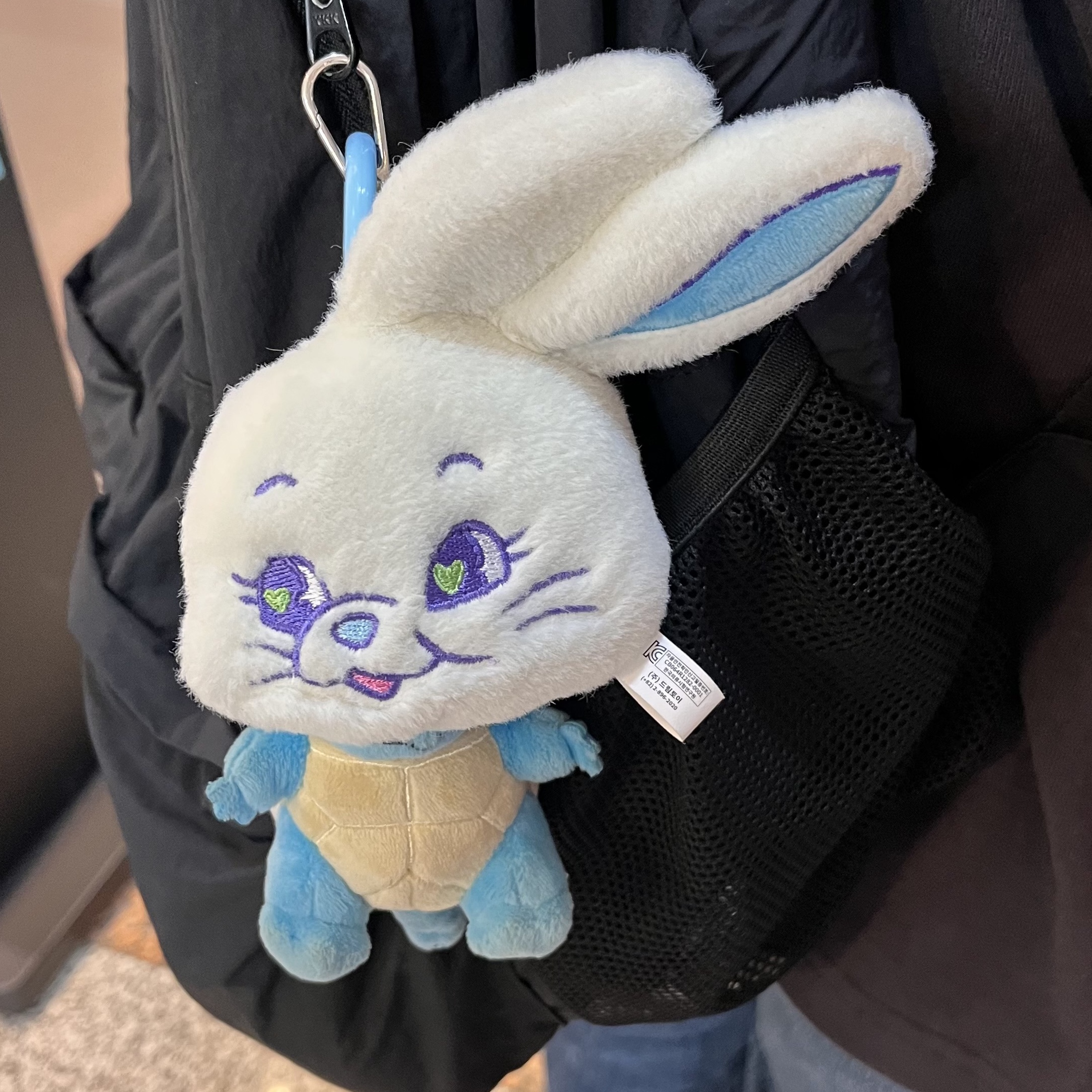 NewJeans Tokki Merchandise Fluffy Keyring White 착용 스타일
