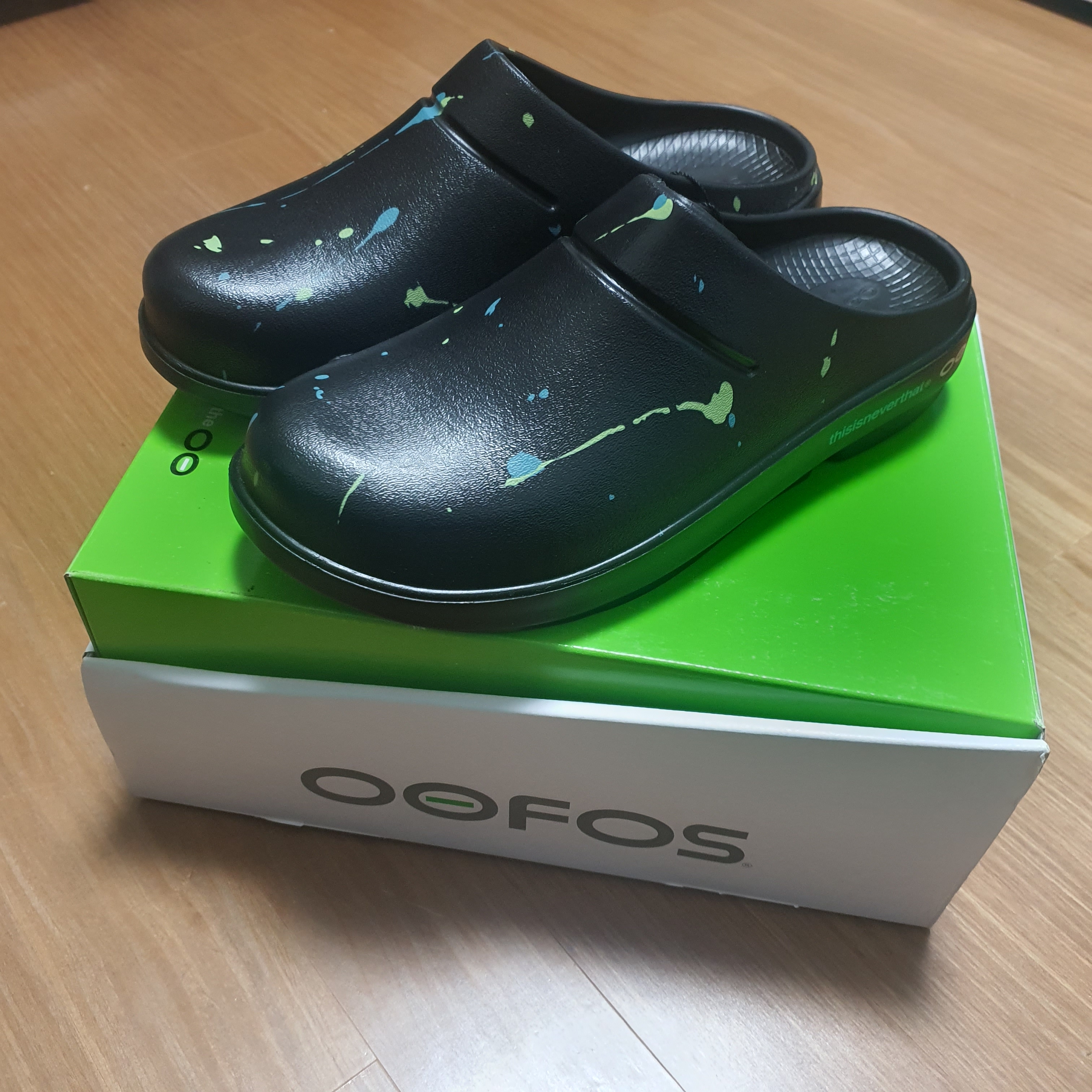 Oofos x Thisisneverthat Clog Black 착용 스타일 - 1