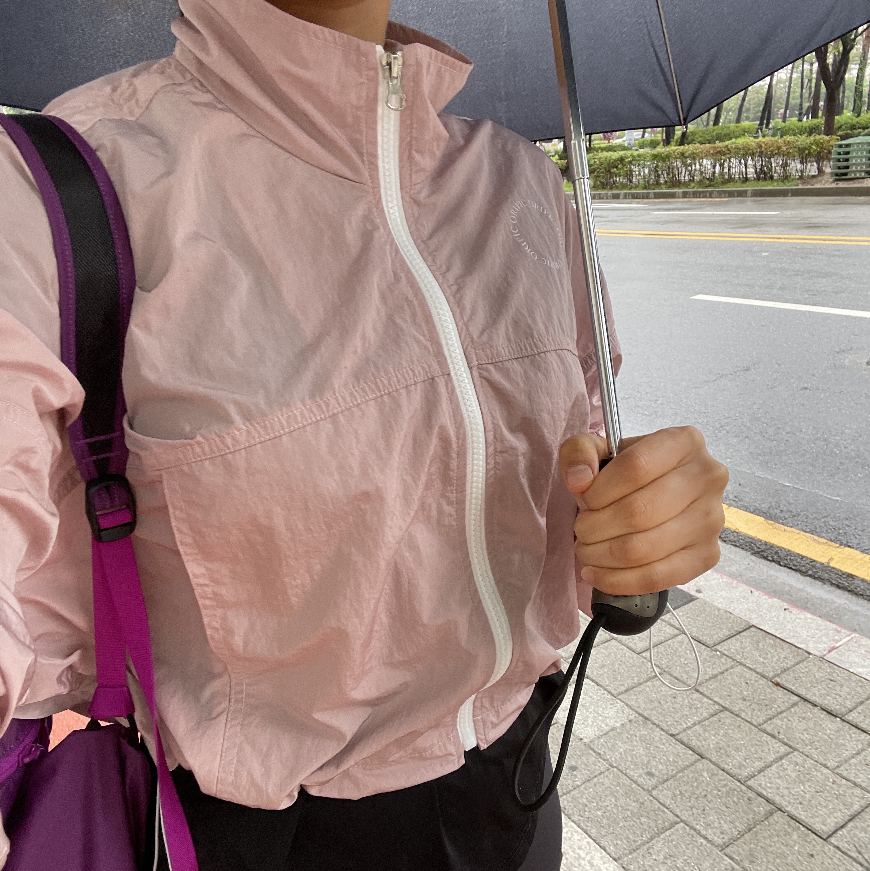 Arc'teryx Heliad 15 Backpack Groovie, (W) Matin Kim Cutted Logo Crop Top Black 착용 스타일 - 1