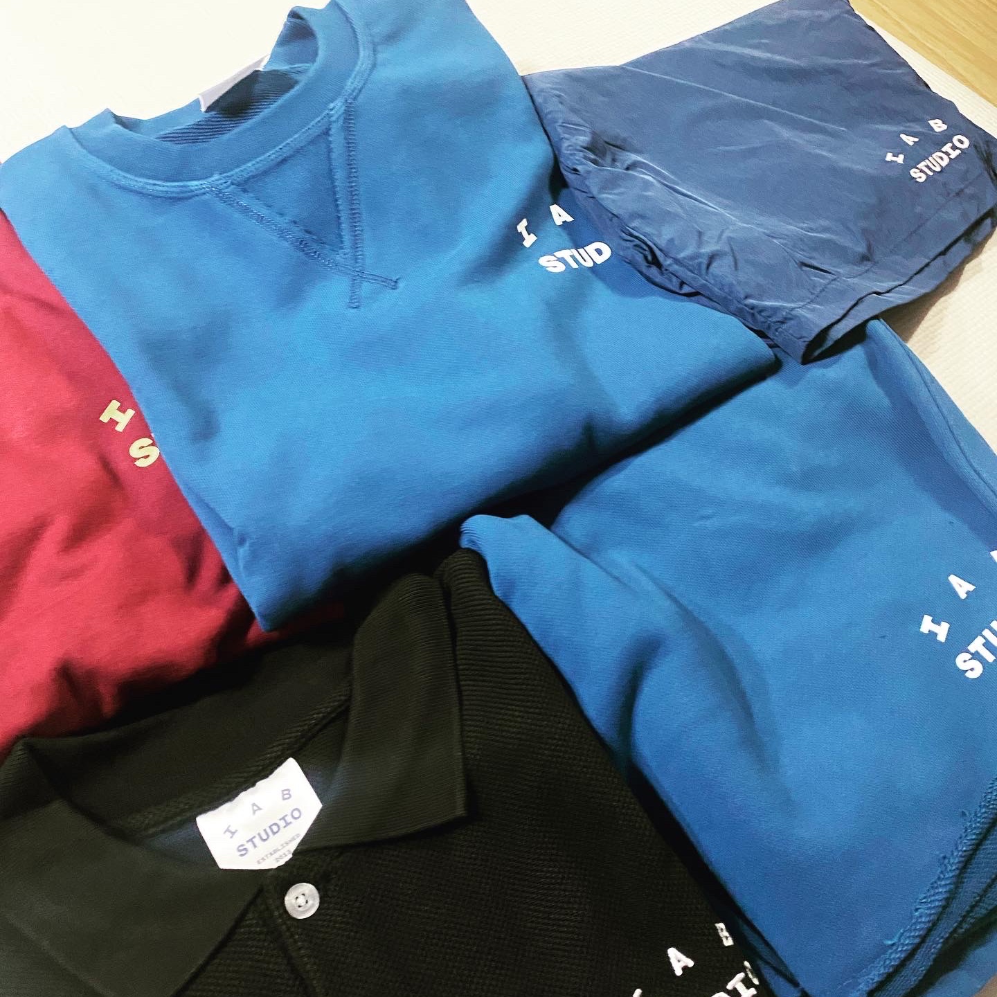 IAB Studio Woven Shorts Navy - The Hyundai Seoul Exclusive, IAB Studio Cropped Pique Shirt Black - The Hyundai Seoul Exclusive 착용 스타일