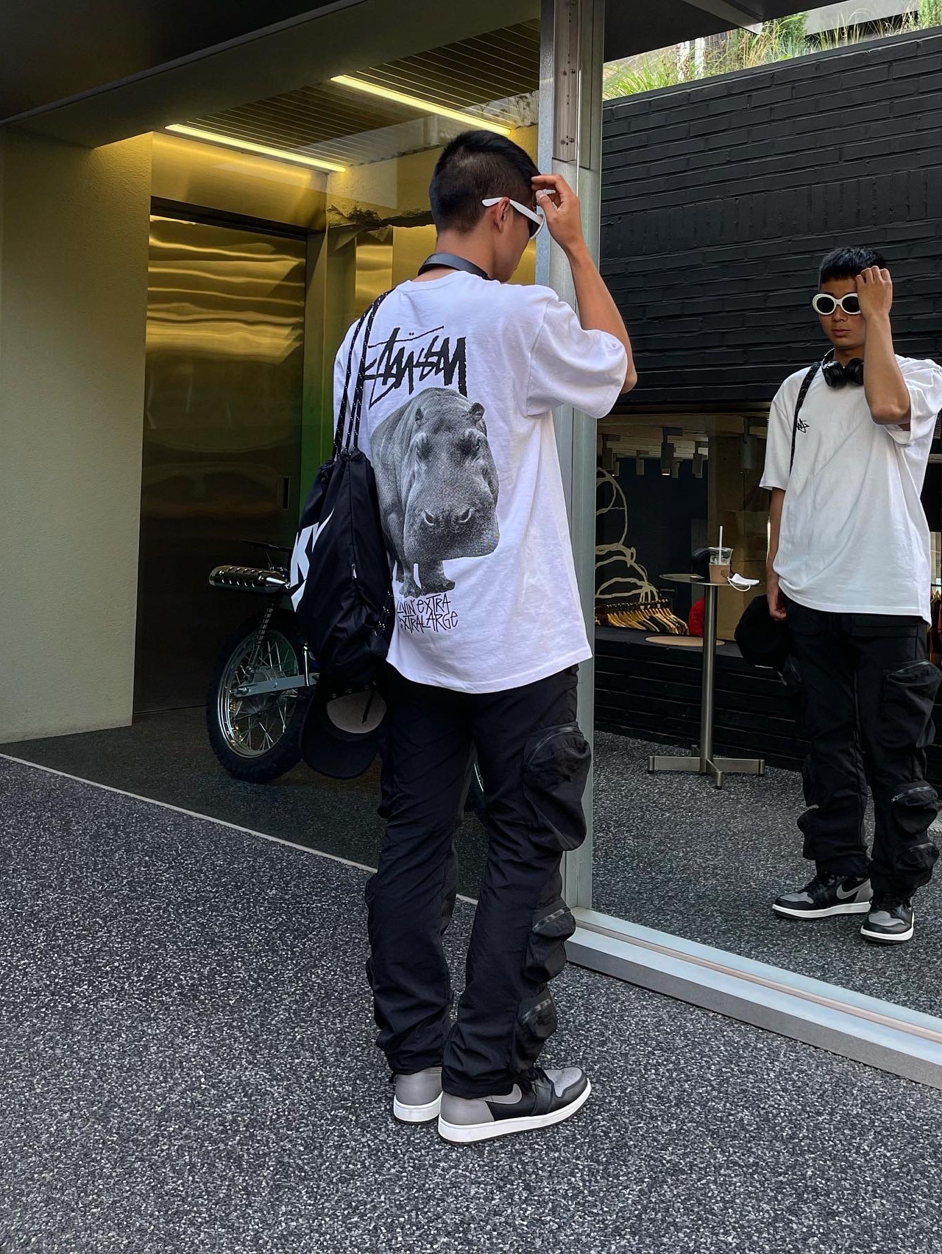 Stussy Livin' Large T-Shirt White, Jordan 1 Retro High OG Shadow 2018 착용 스타일