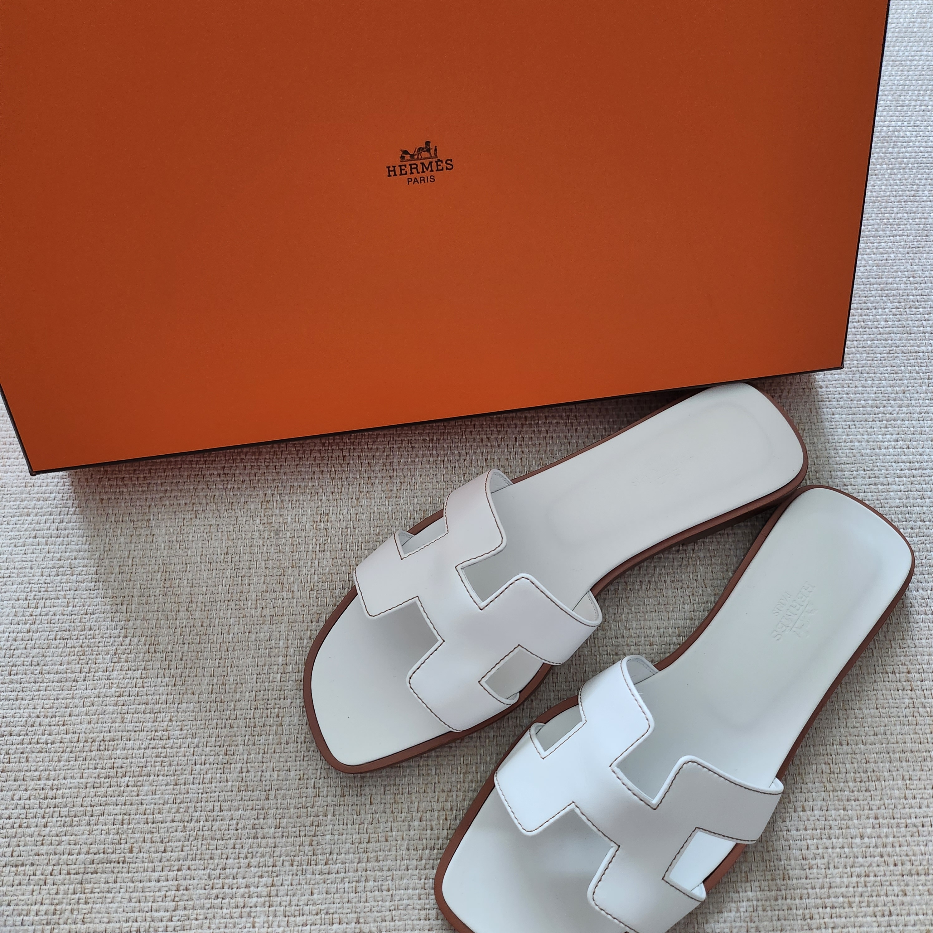 (W) Hermes Oran Sandal Calfskin & Blanc Piqures Havane 착용 스타일