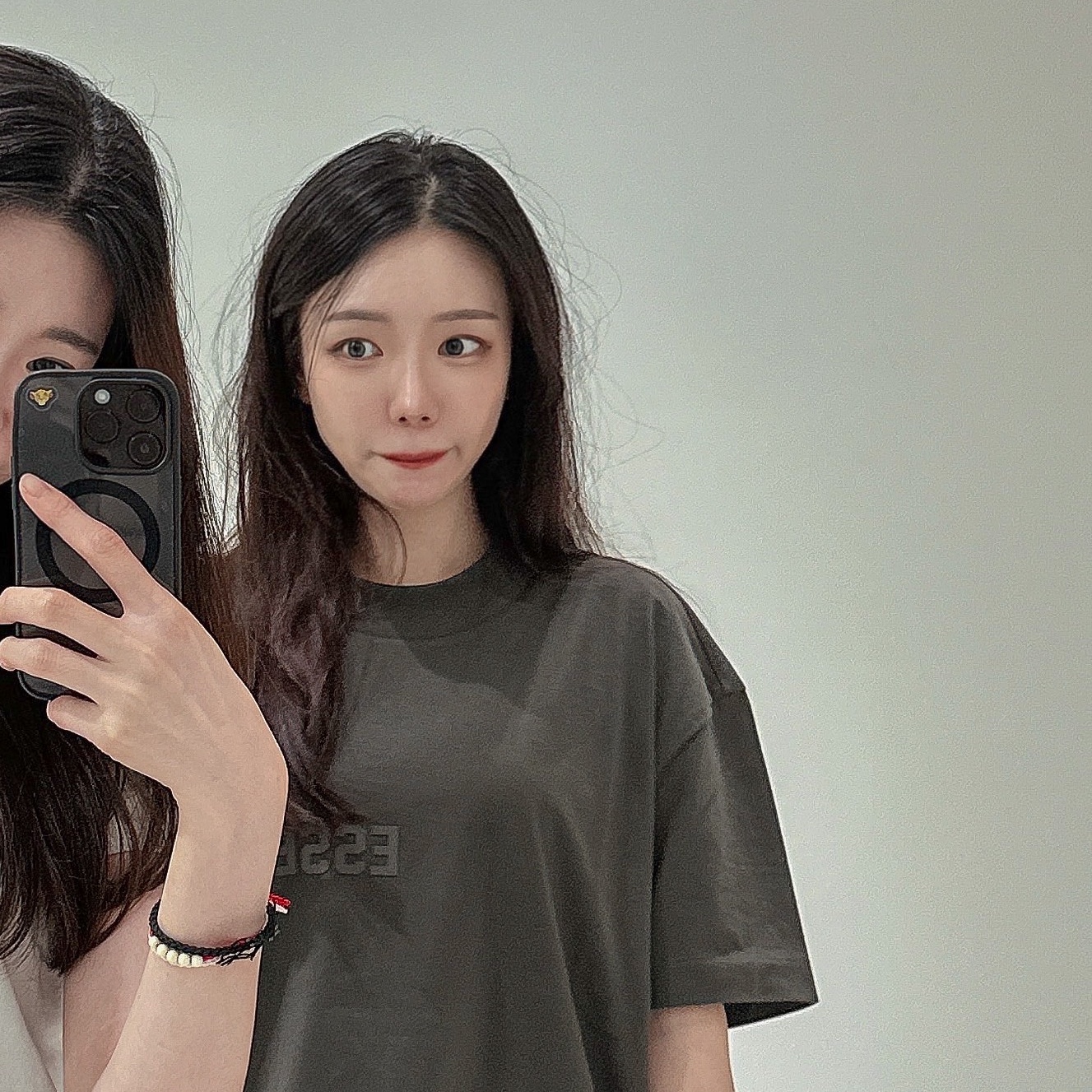 Essentials SS T-Shirt Off Black - 23SS 착용 스타일 - 3