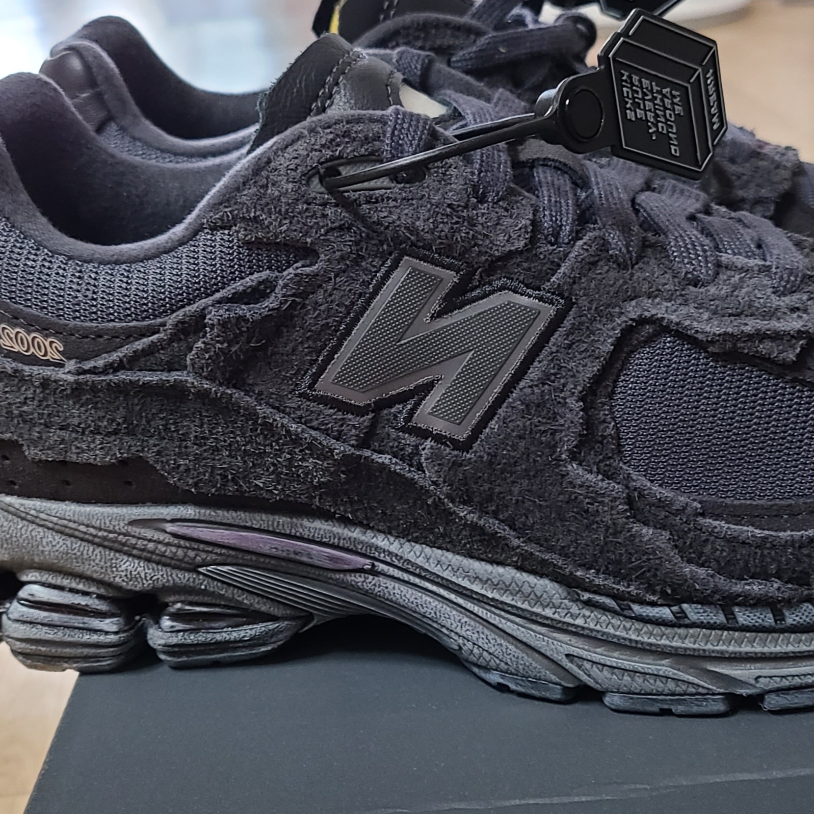 New Balance 2002R Protection Pack Phantom 착용 스타일 - 1