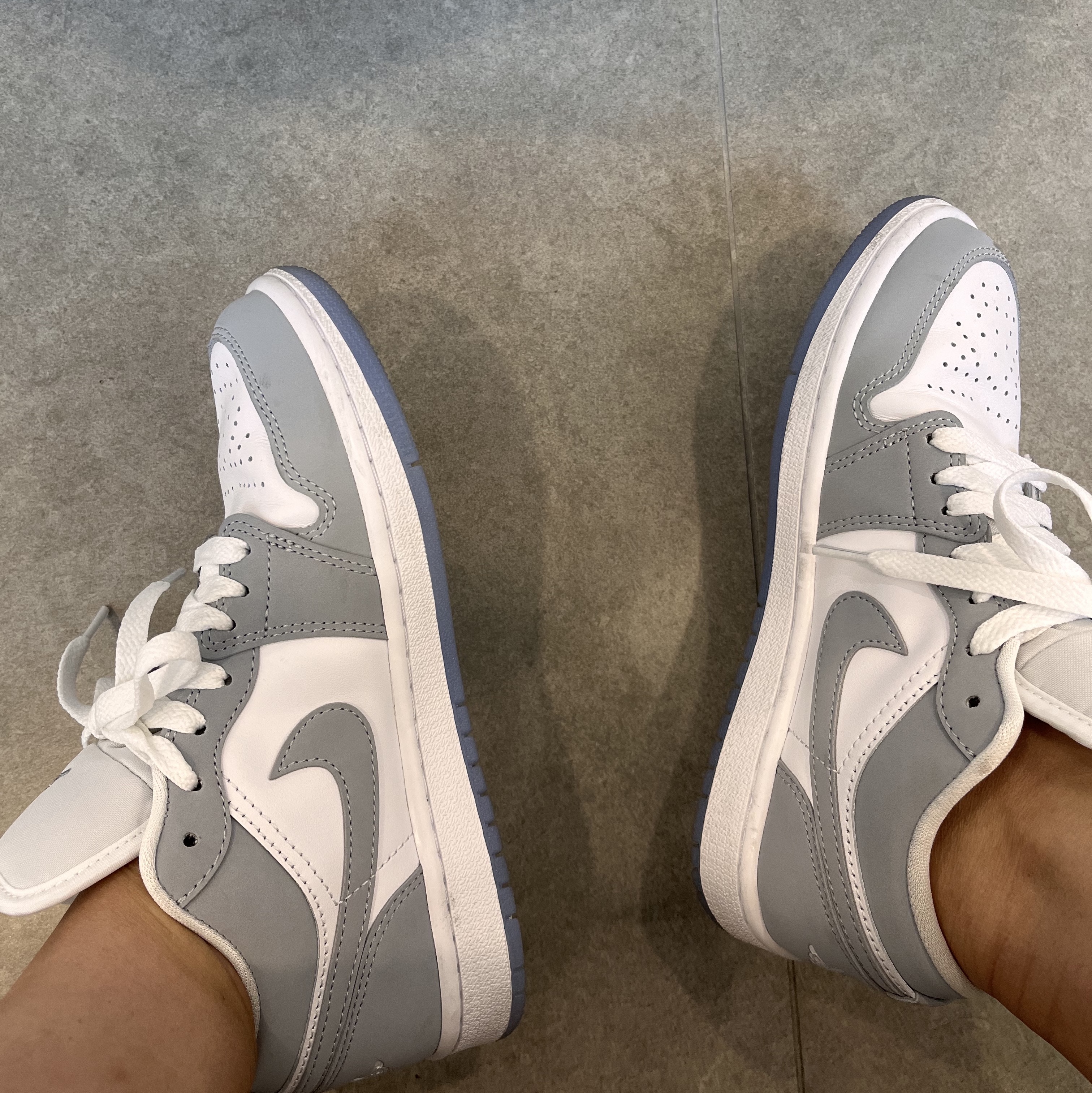 (W) Jordan 1 Low White Wolf Grey 착용 스타일 - 2