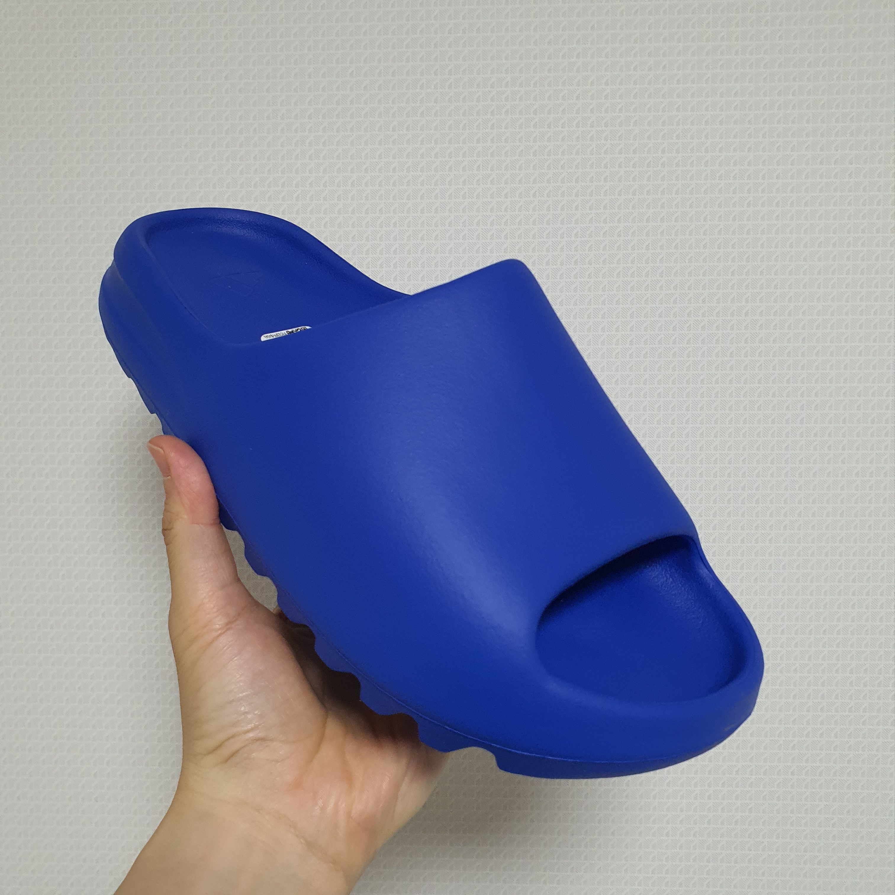 Adidas Yeezy Slide Azure 착용 스타일