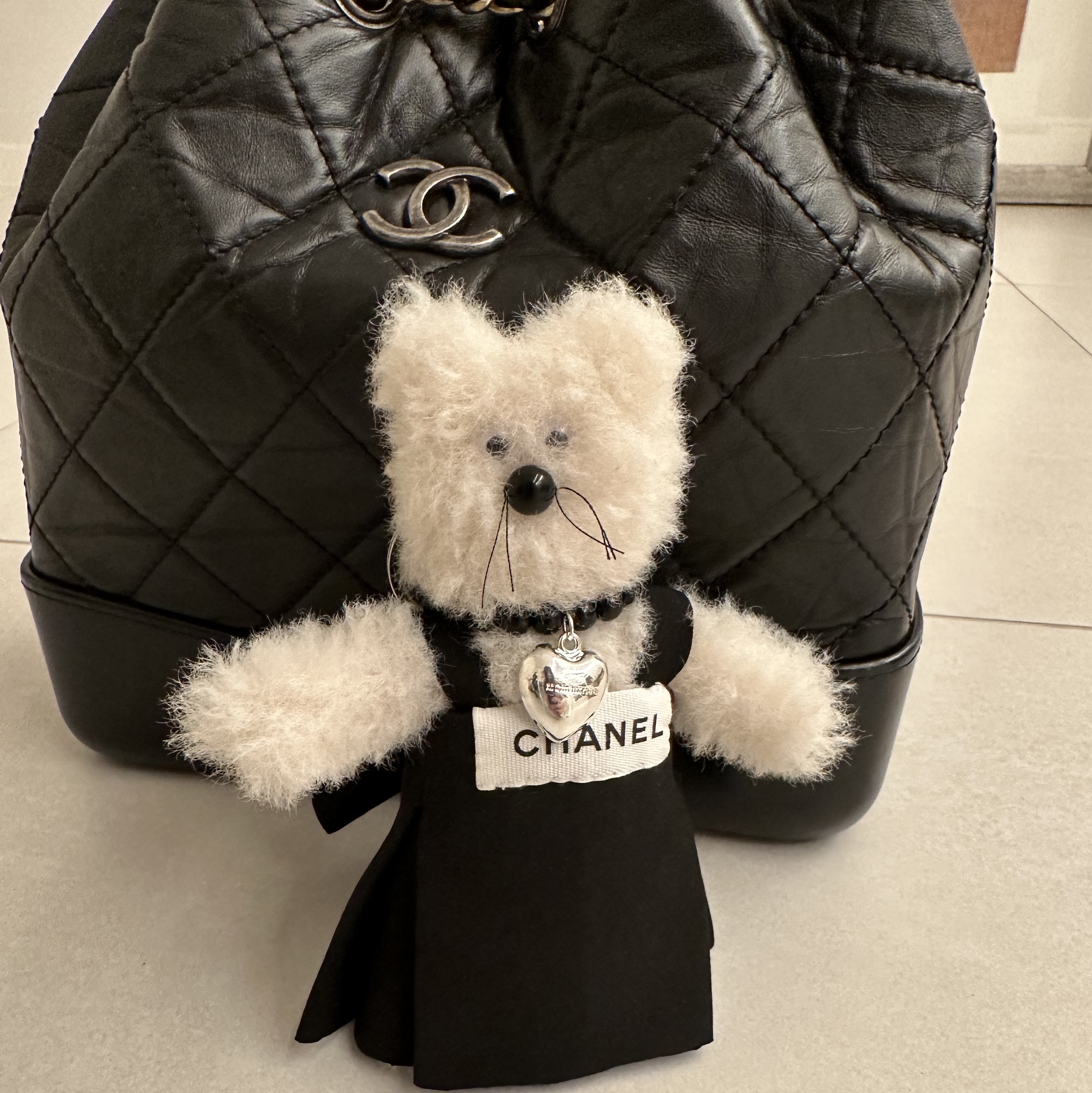 [KREAM 단독] Monamhee Creami Keyring Cream, Chanel Small Gabrielle Backpack Aged Calfskin & Gold Silver Black 착용 스타일 - 1