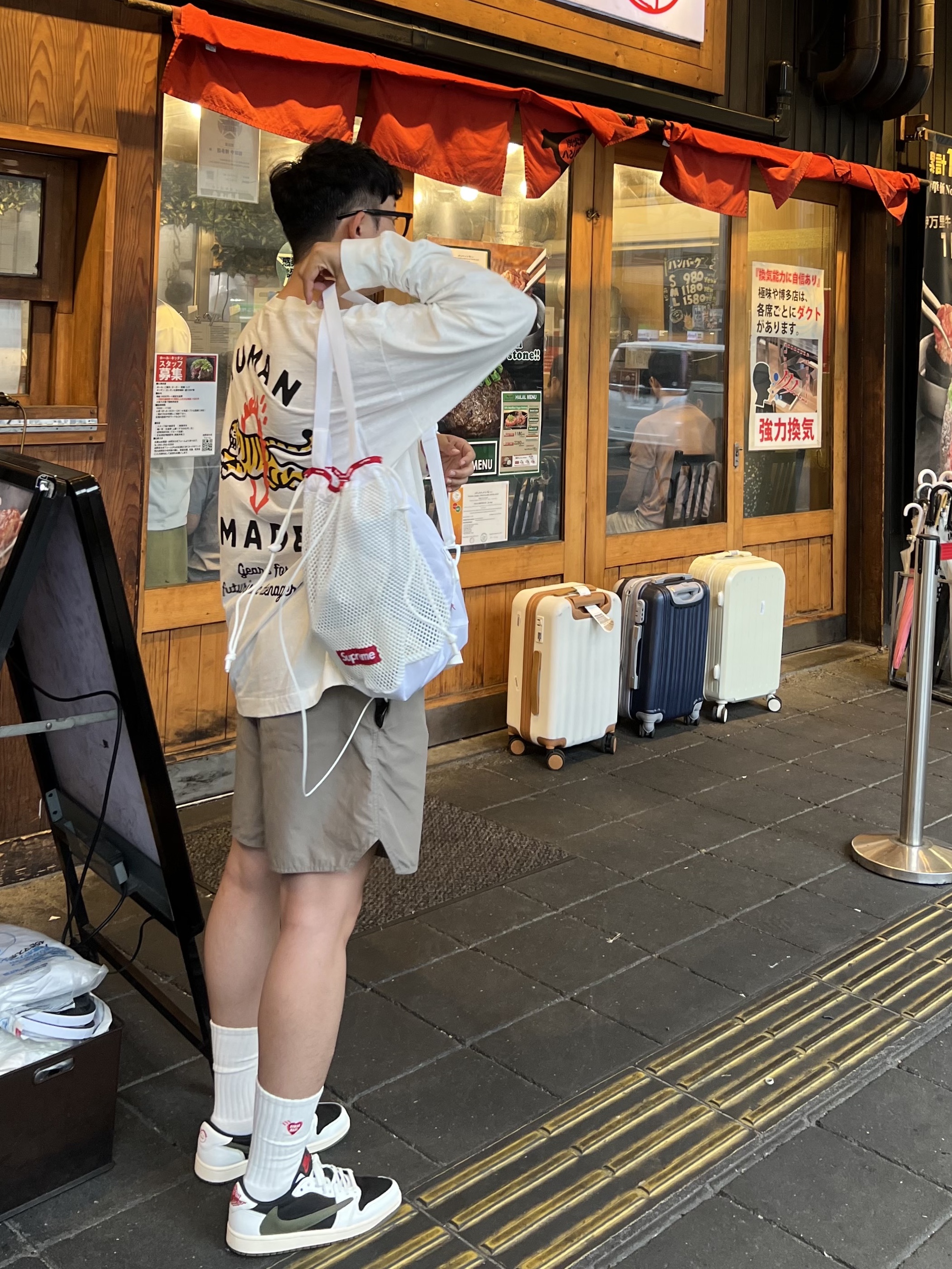 (W) Jordan 1 x Travis Scott Retro Low OG SP Medium Olive, Human Made Graphic L/S T-Shirt #3 White 착용 스타일