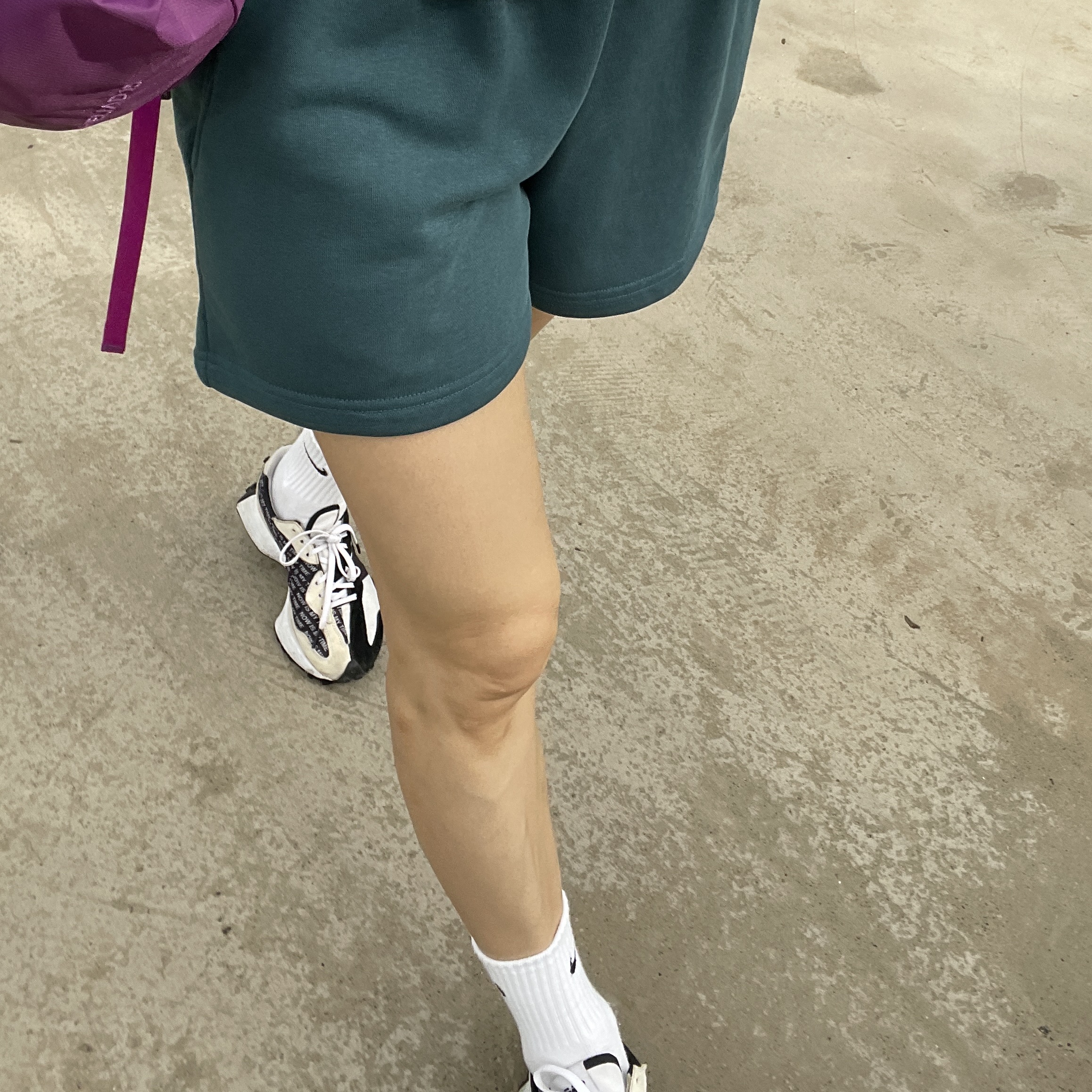 (W) New Balance 327 White Black 착용 스타일 - 3