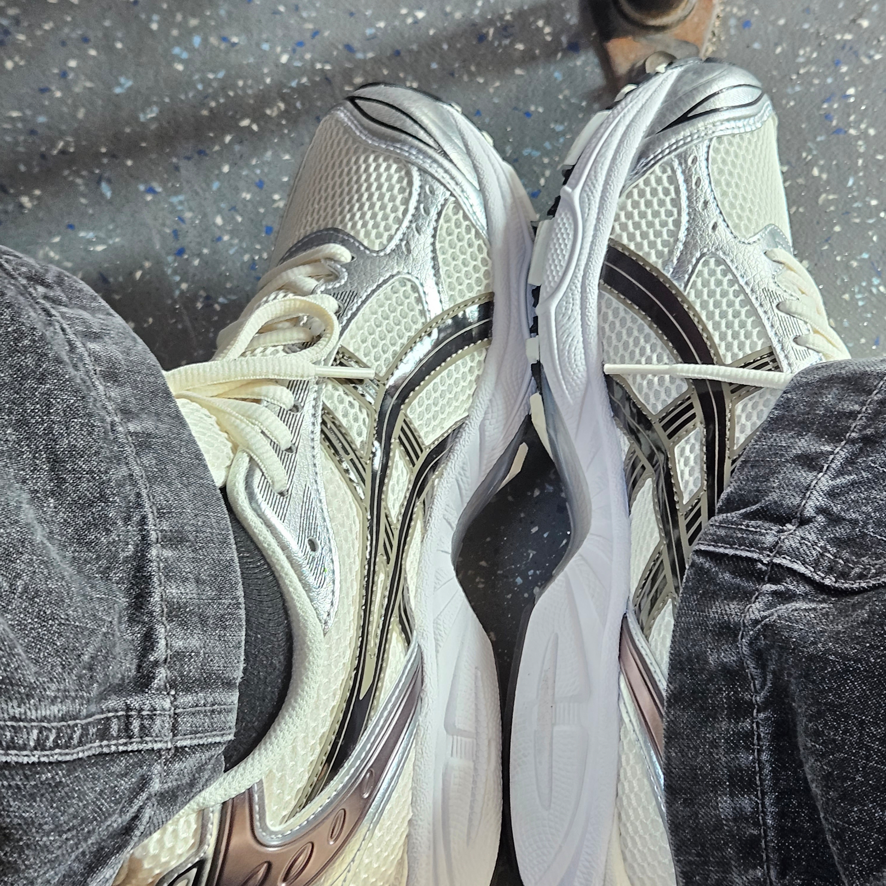Asics Gel-Kayano 14 Cream Black 착용 스타일