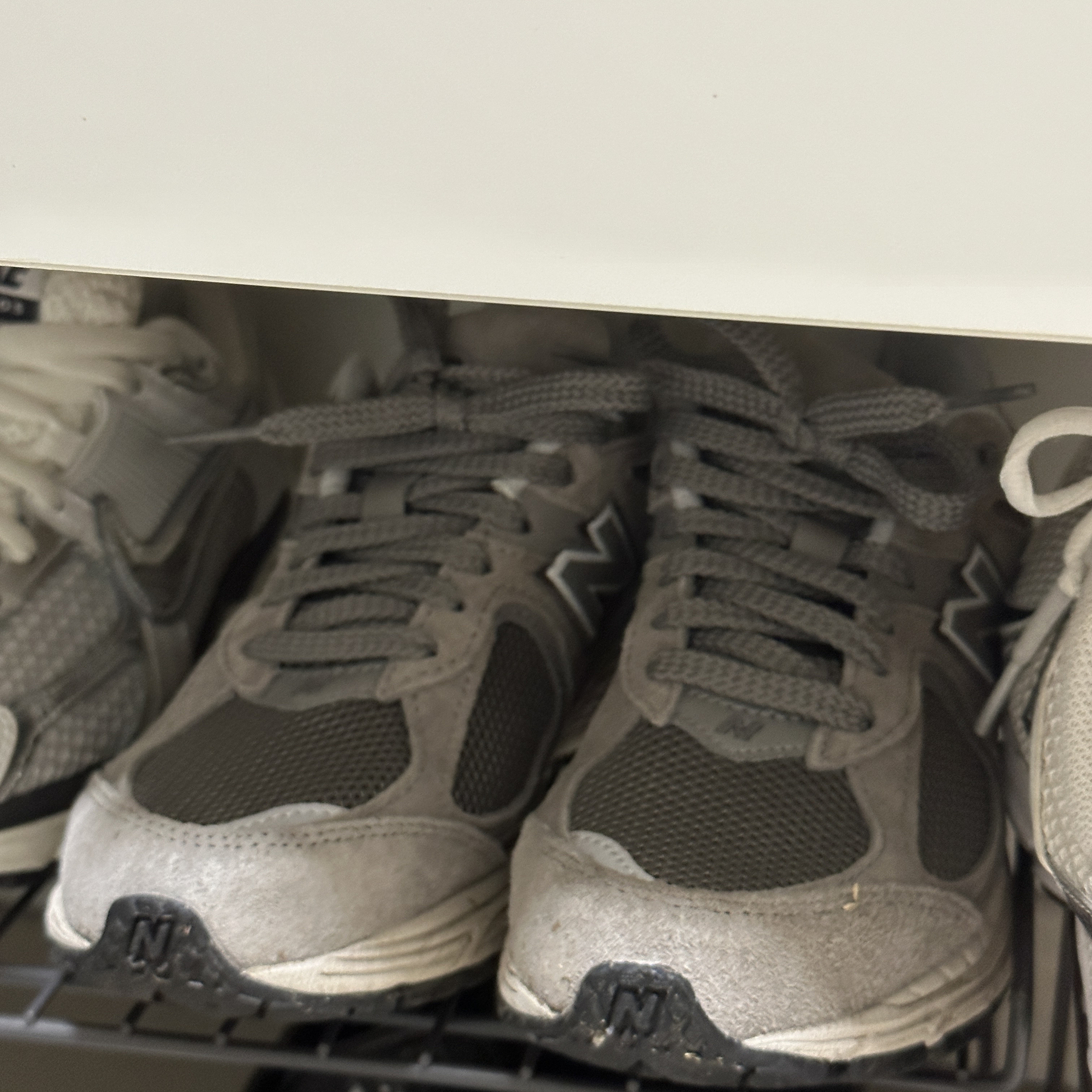 New Balance 2002R Grey 착용 스타일