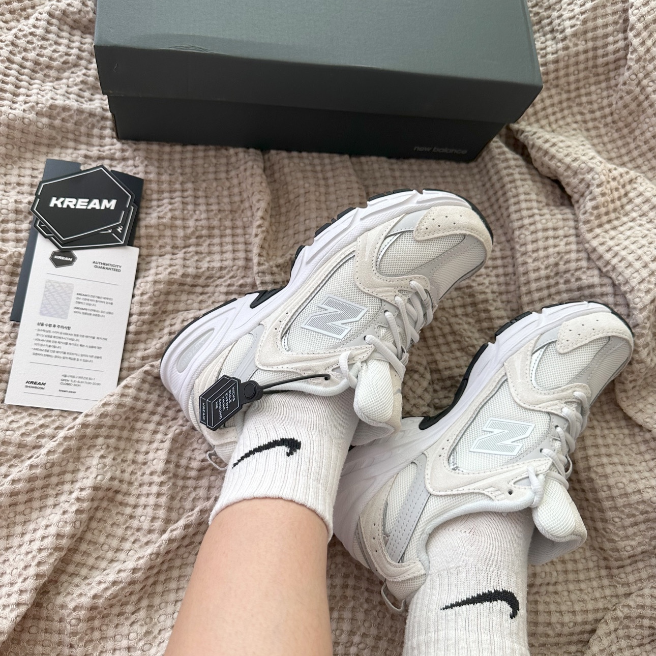 New Balance 530 White Grey 착용 스타일 - 4