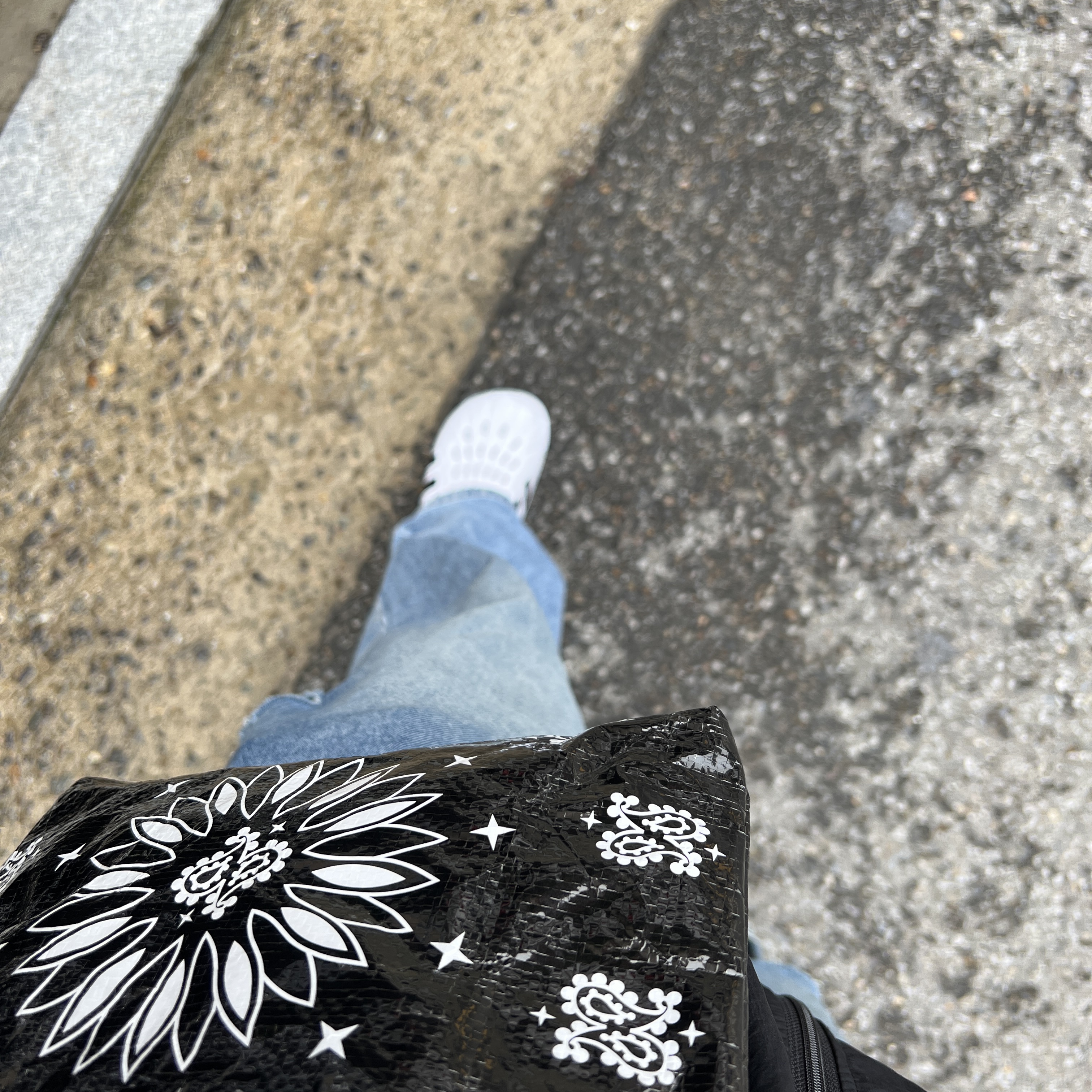 Supreme Bandana Tarp Side Bag Black - 21SS, Adidas Adilette Clog White Black 착용 스타일