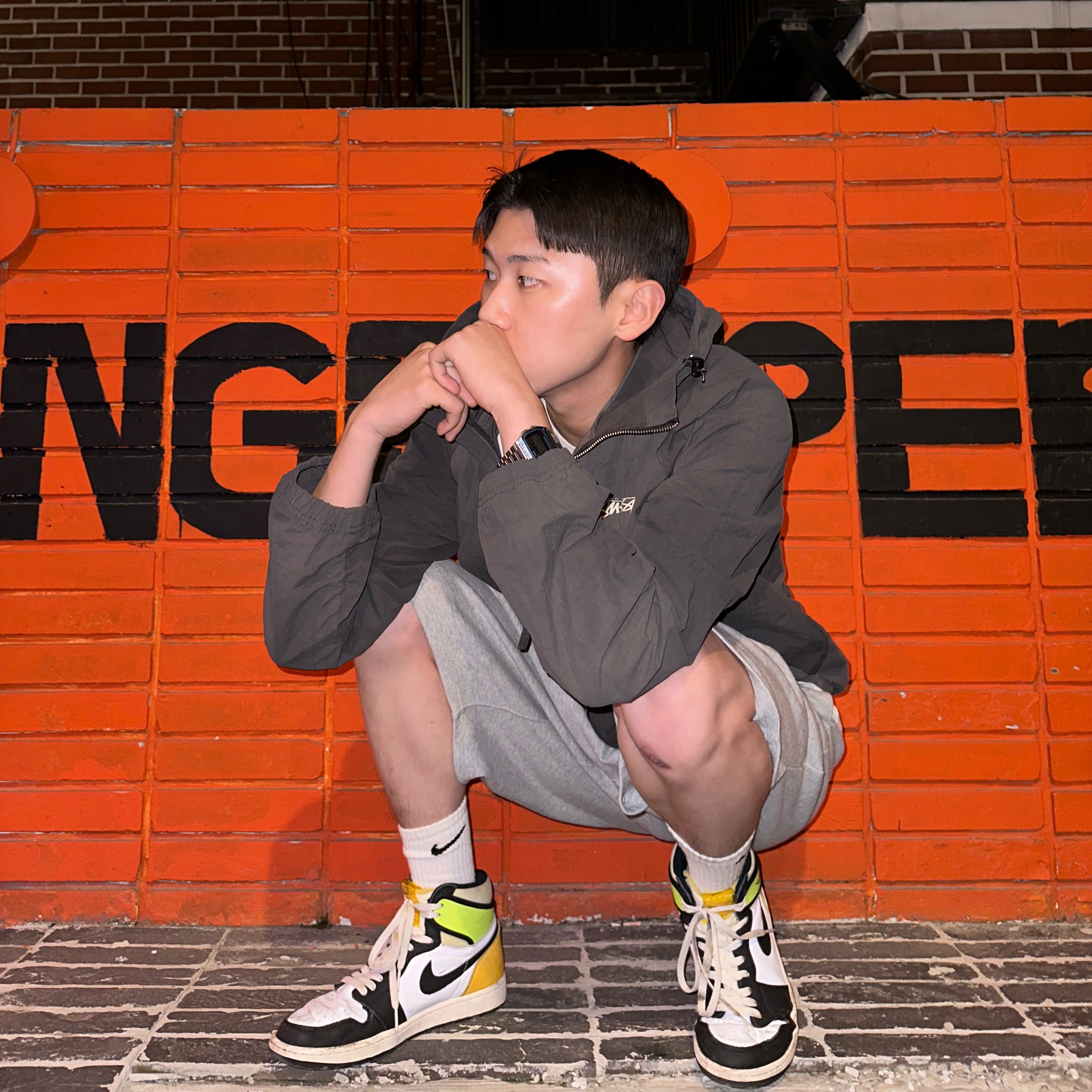 Stussy Wave Dye Beach Shell Jacket Black, Jordan 1 Retro High OG Volt Gold 착용 스타일 - 2