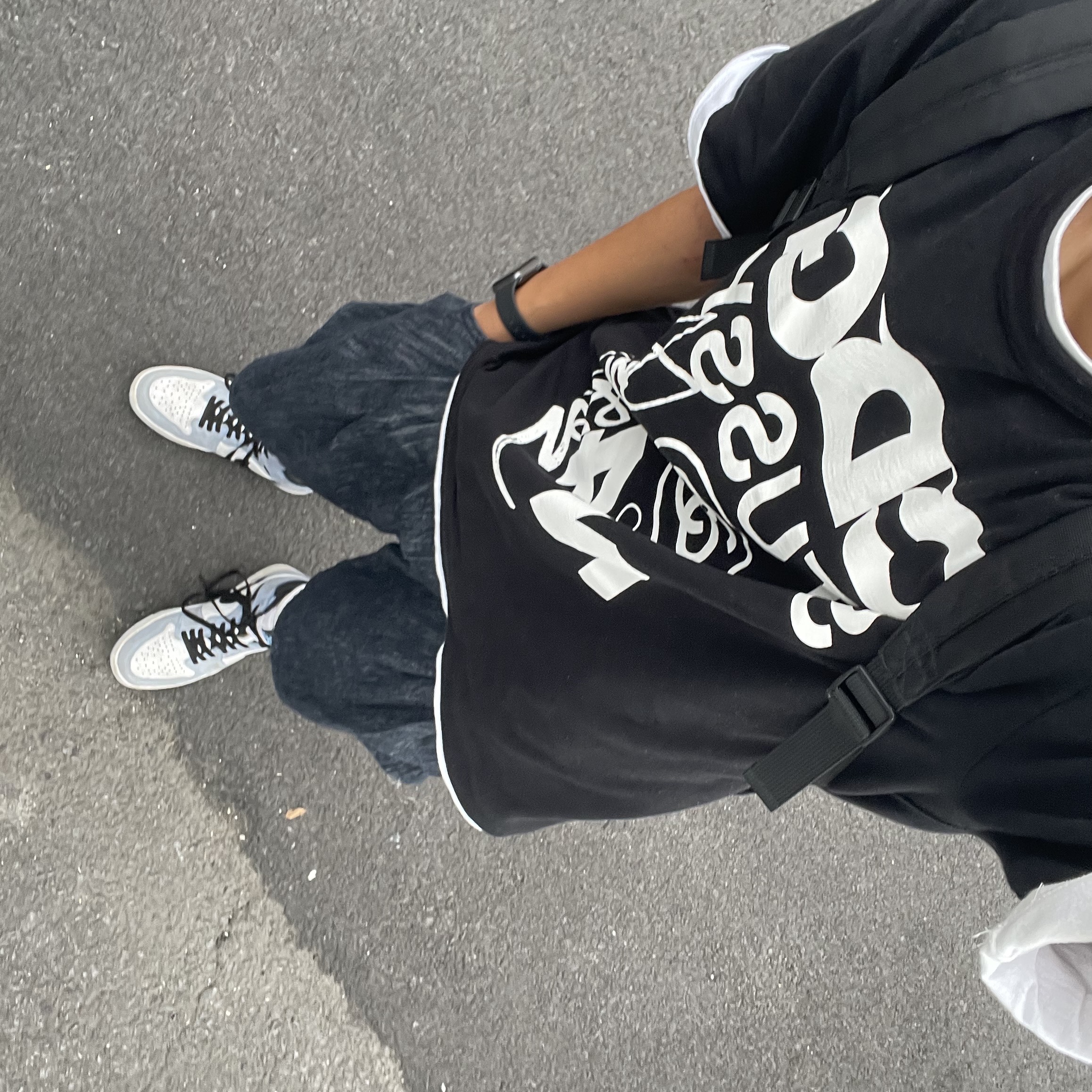 CDG x Stussy T-Shirt Black, Jordan 1 Retro High OG University Blue 착용 스타일 - 3