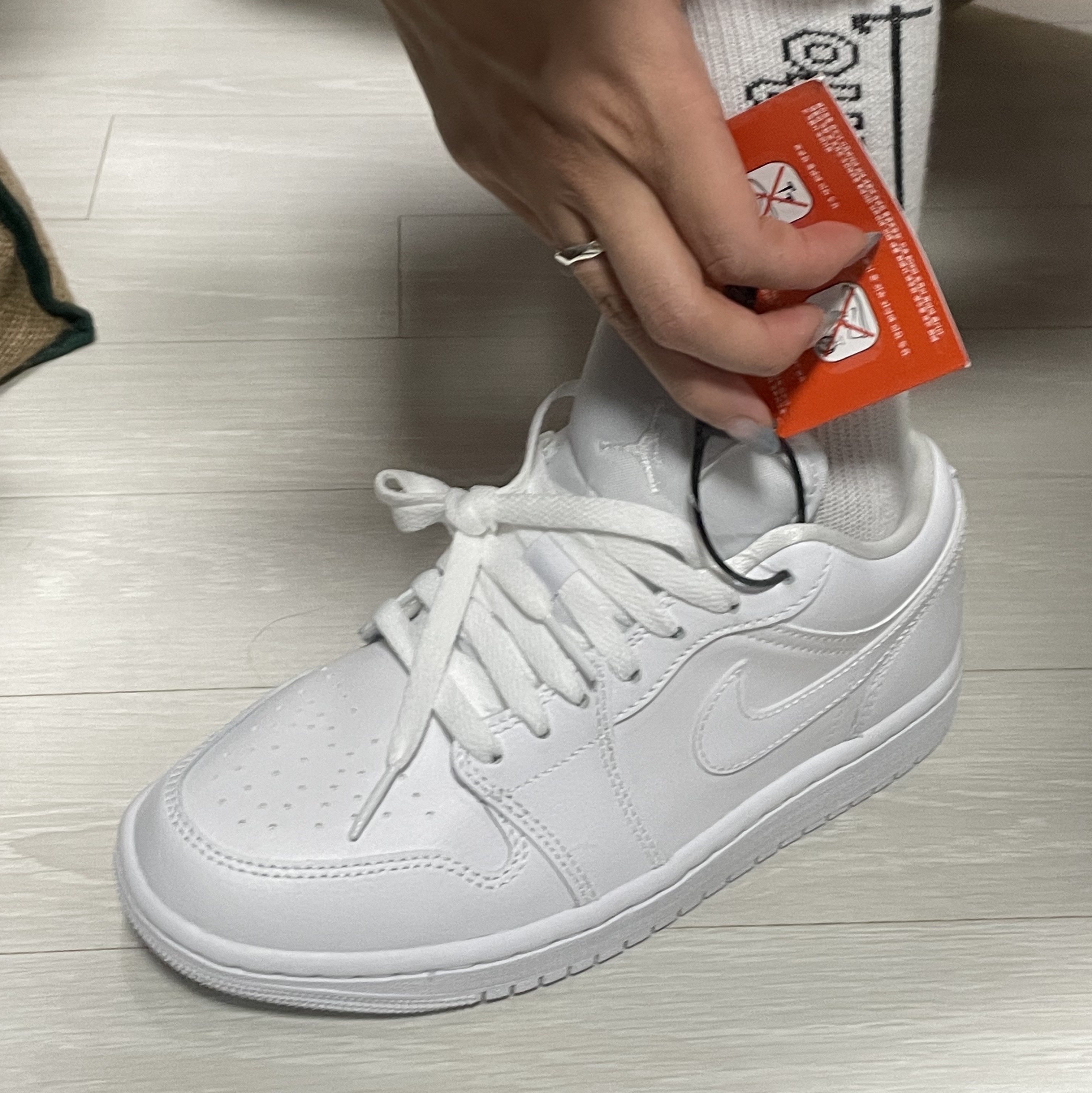 (W) Jordan 1 Low Triple White 2022 착용 스타일 - 1