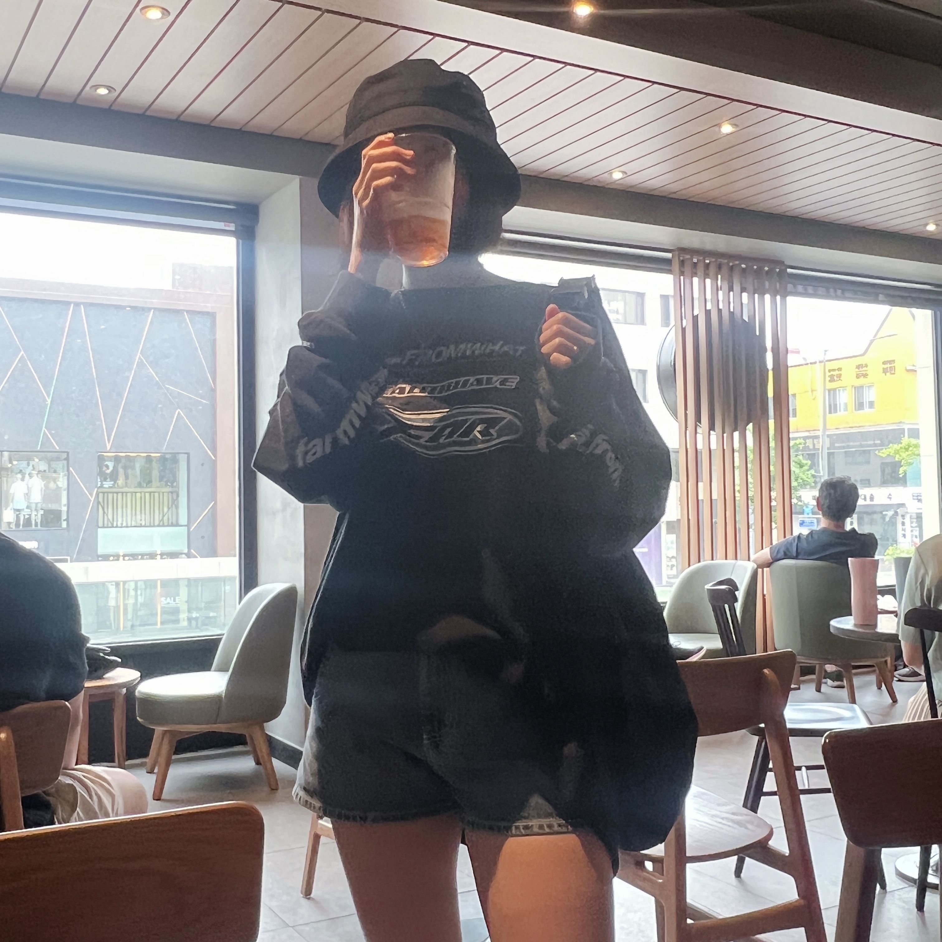 Farfromwhat Far Washed Logo Long Sleeve T-Shirt Black, Prada Re-Nylon and Leather Shoulder Strap Backpack Black 착용 스타일 - 4