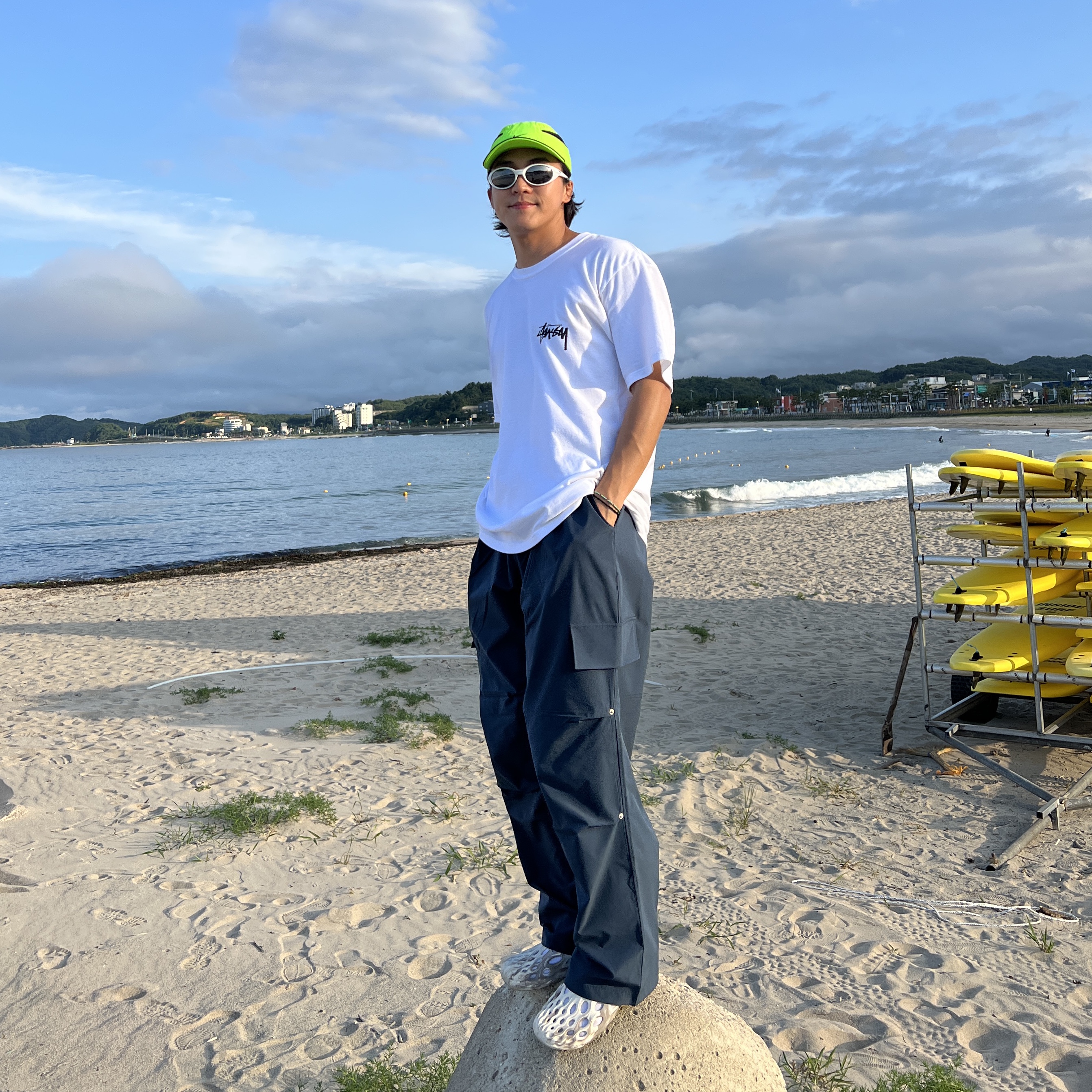 Stussy x Our Legacy x Denim Tears Stockholm T-Shirt White, Oakley Eye Jacket Redux Matte Black Frame Prizm Grey Lenses High Bridge Fit 착용 스타일