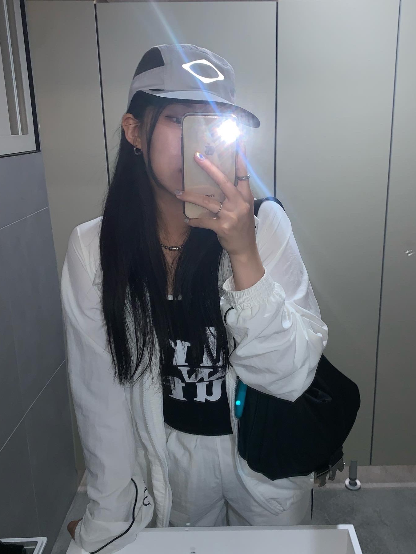 Matin Kim Buckle Bag Black, (W) Rockfishweatherwear Hayden Boots Black 착용 스타일 - 4
