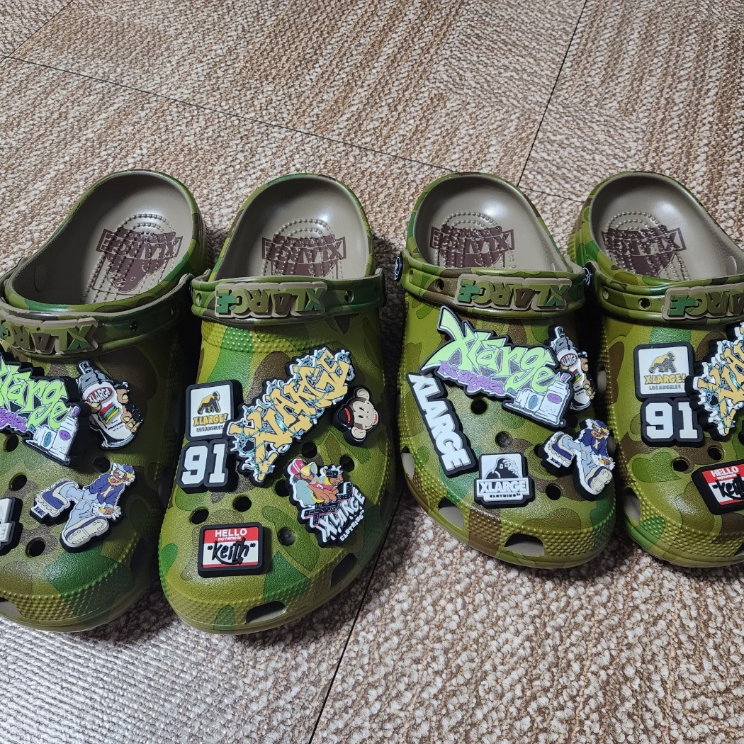 Crocs x XLarge Classic Clog Camo 착용 스타일