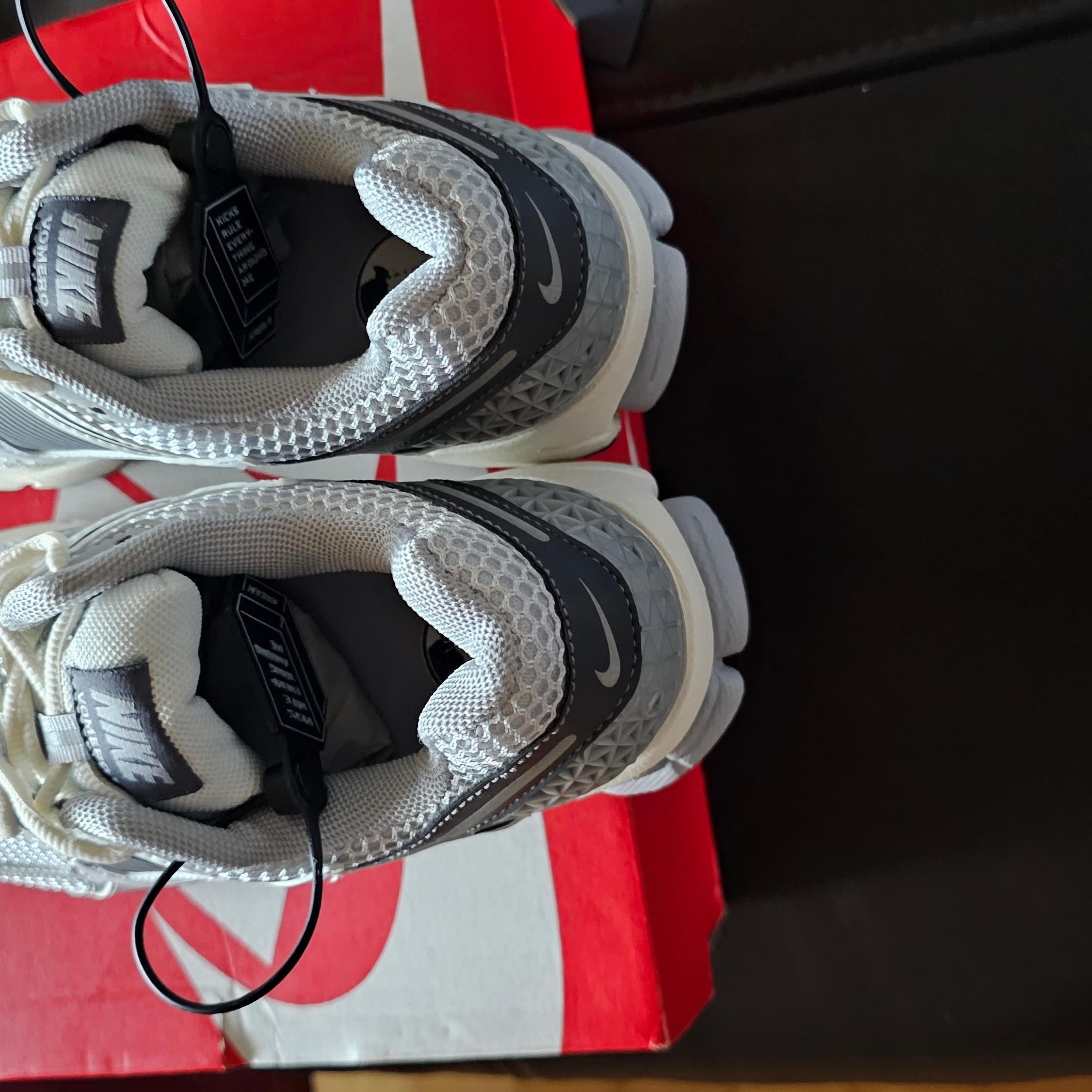 (W) Nike Zoom Vomero 5 Pure Platinum Metallic Silver 착용 스타일
