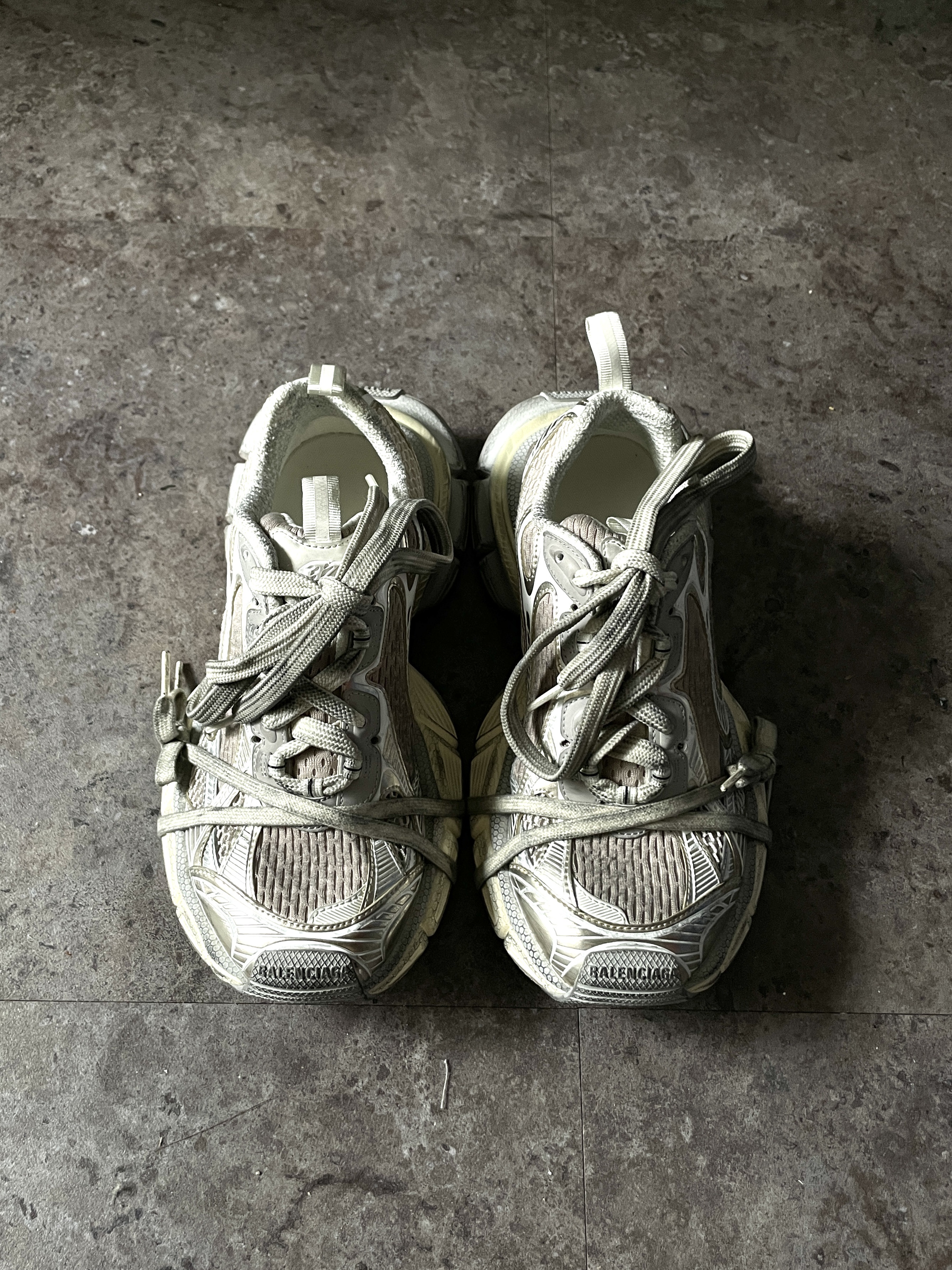 Balenciaga 3XL Sneakers Light Beige 착용 스타일 - 3