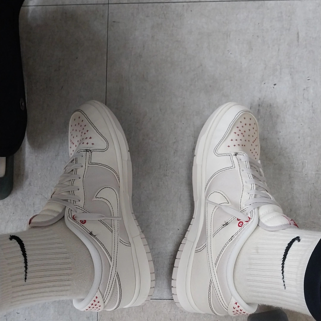 Nike Dunk Low Beige Red 착용 스타일