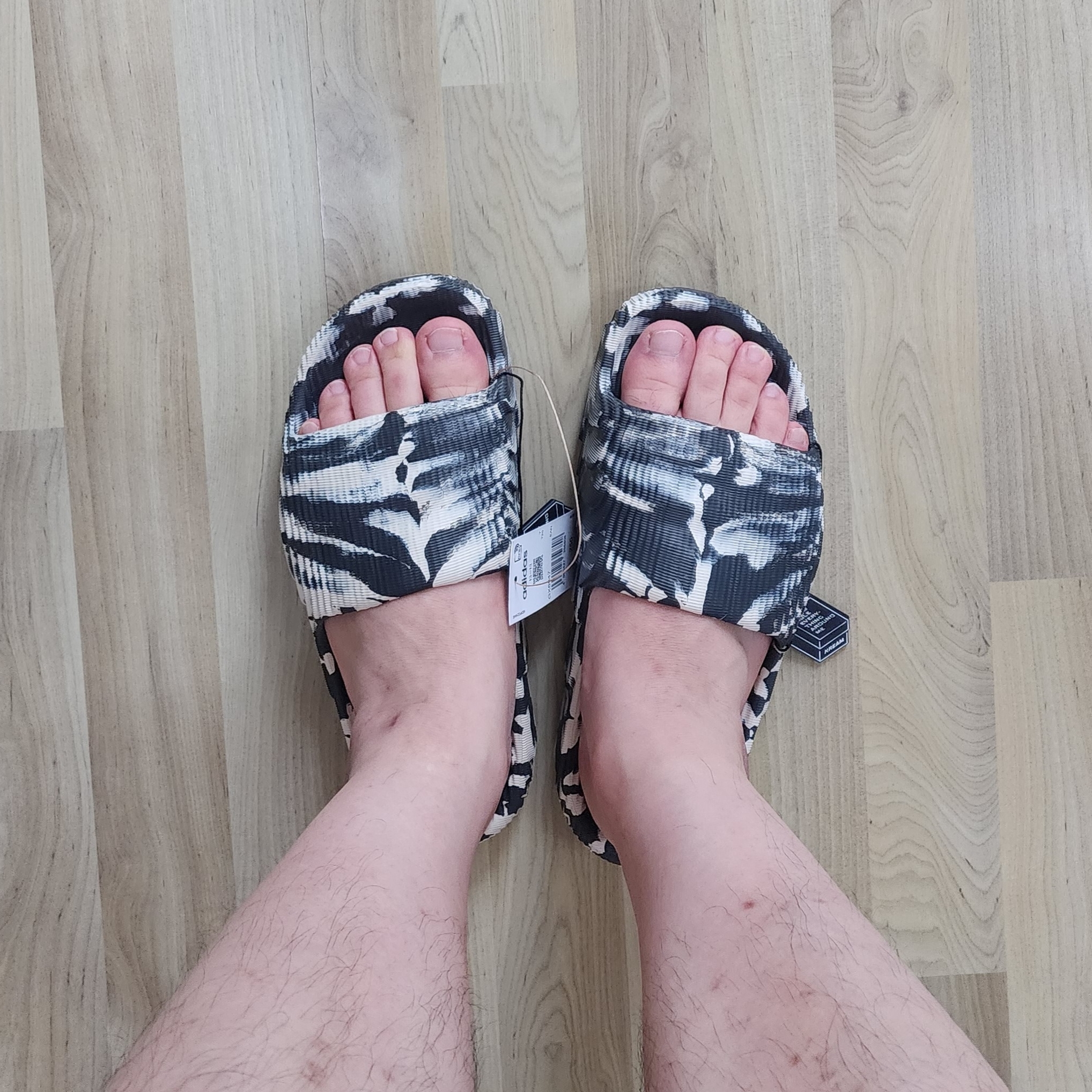 Adidas Adilette 22 Carbon Aluminium 착용 스타일