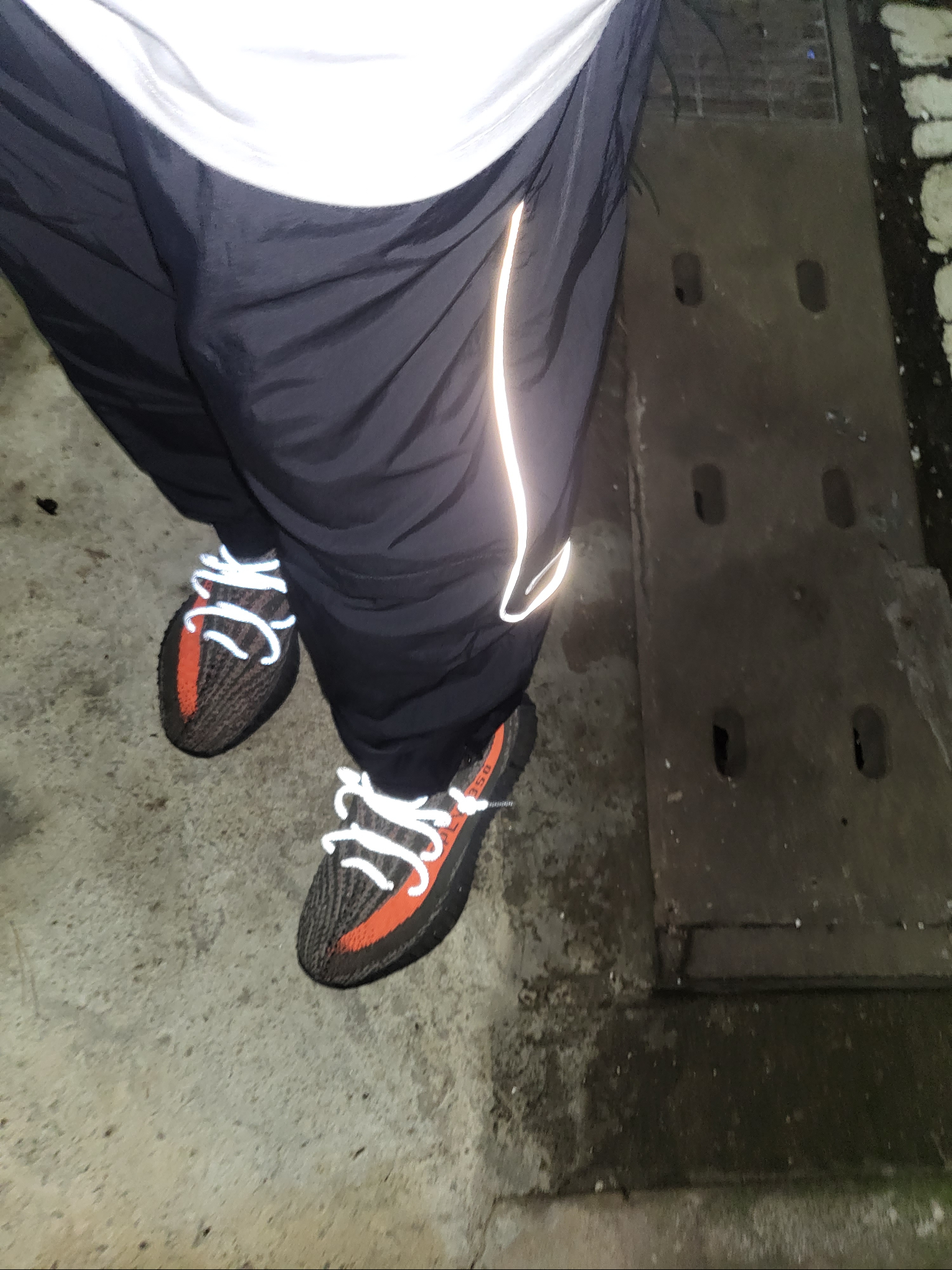 Adidas Yeezy Boost 350 V2 Carbon Beluga 착용 스타일