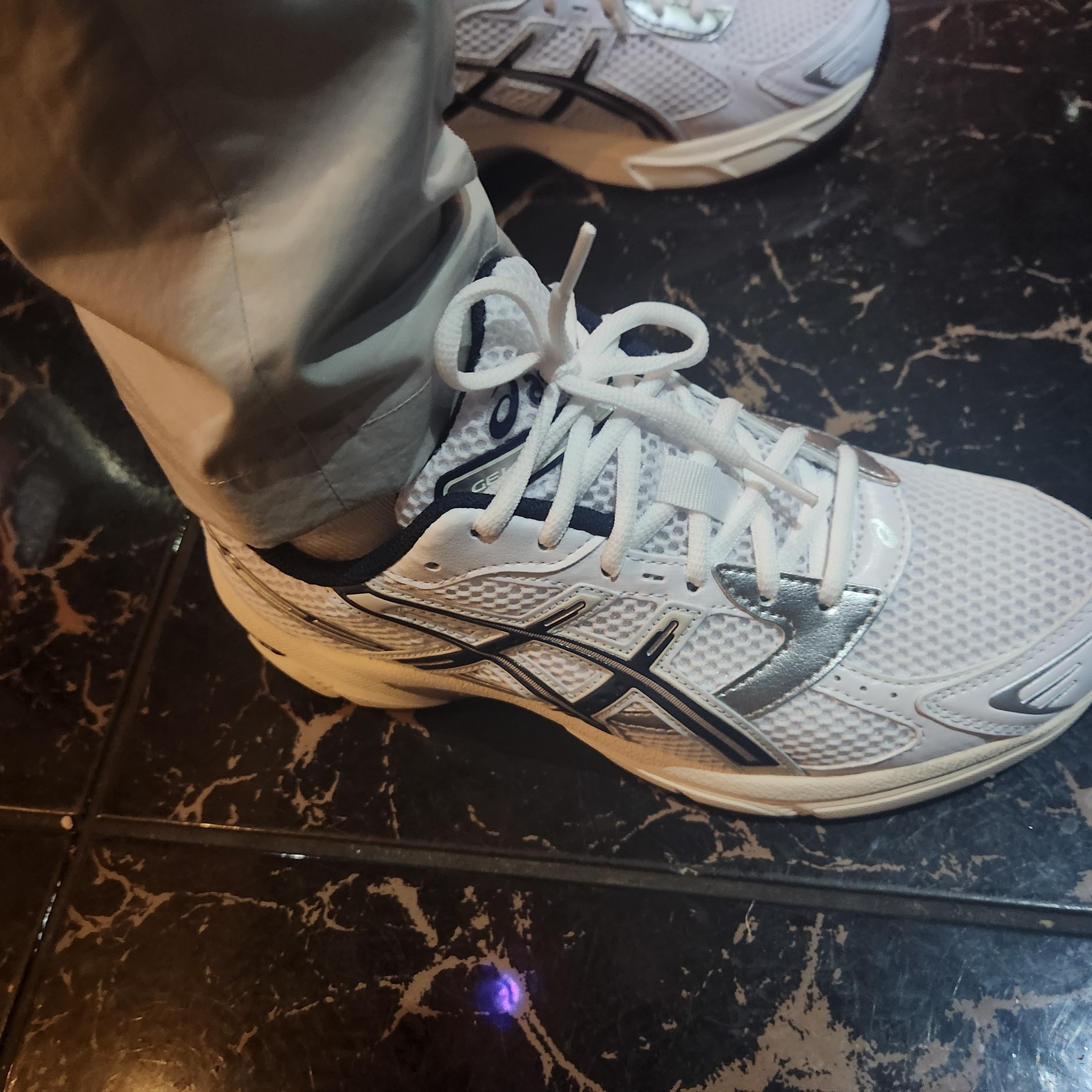 (W) Asics Gel-1130 White Midnight 착용 스타일 - 2