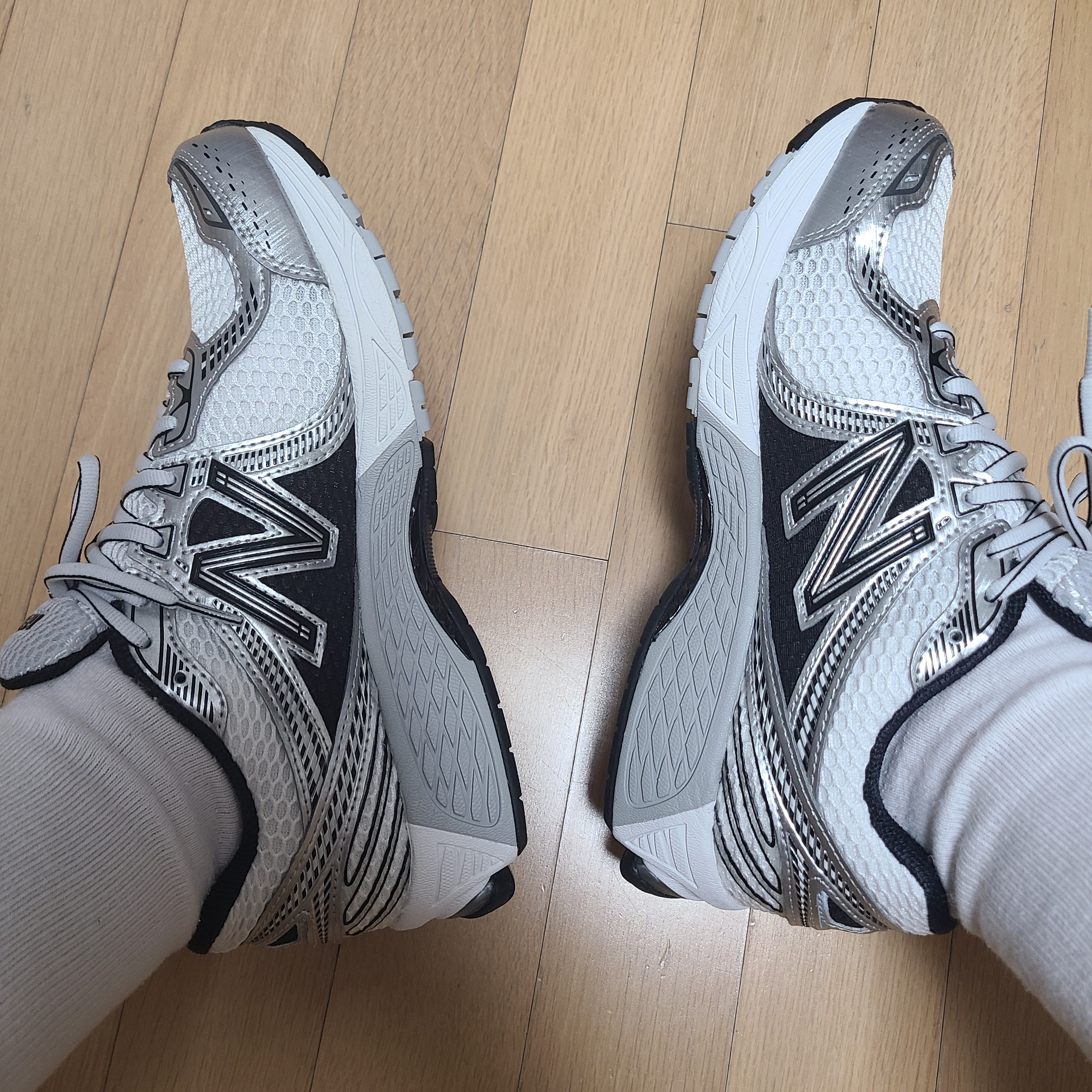 New Balance 860v2 White Black 착용 스타일