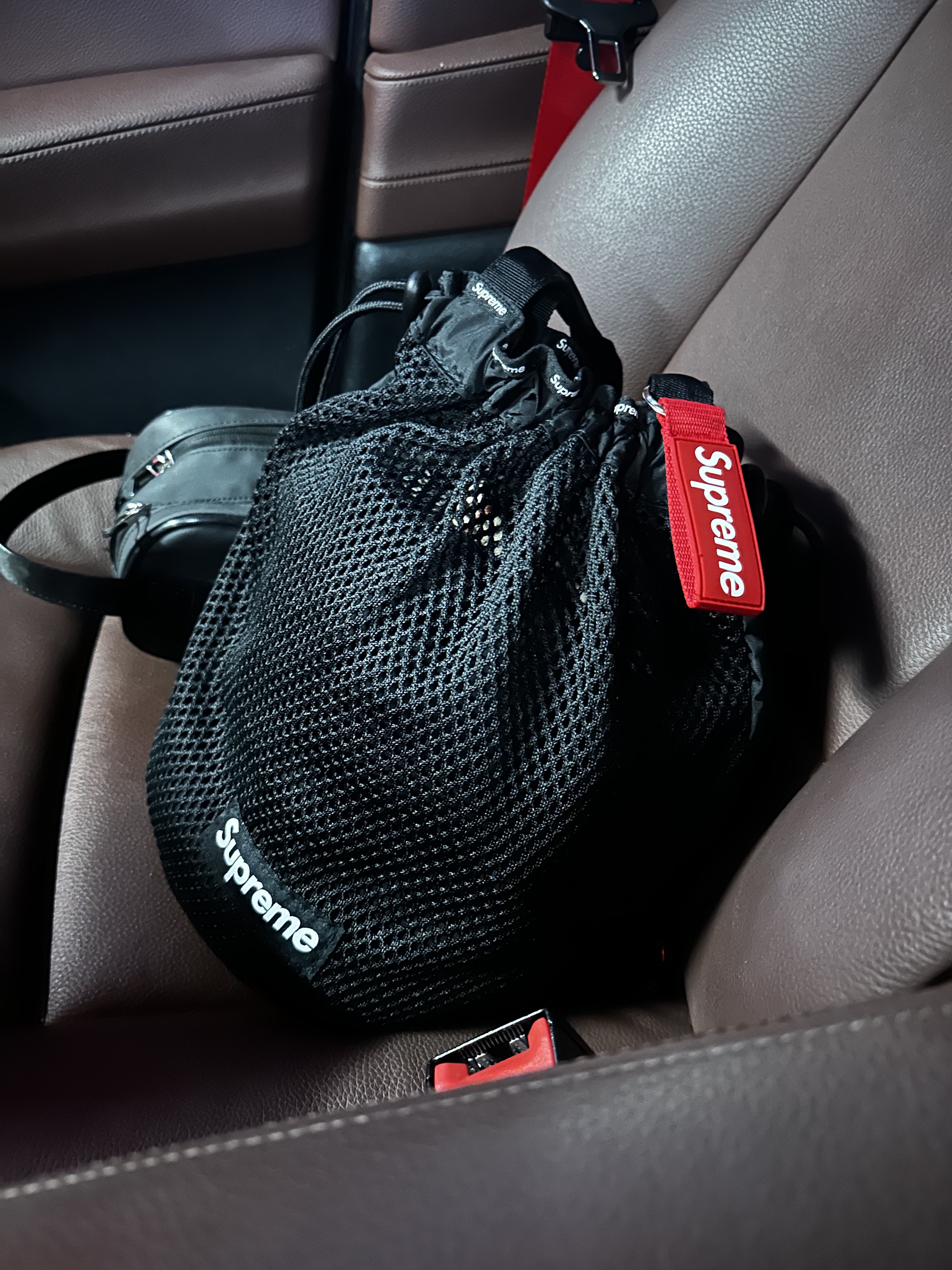 Supreme Mesh Small Backpack Black - 23SS, Supreme Webbing Keychain Red - 23SS 착용 스타일