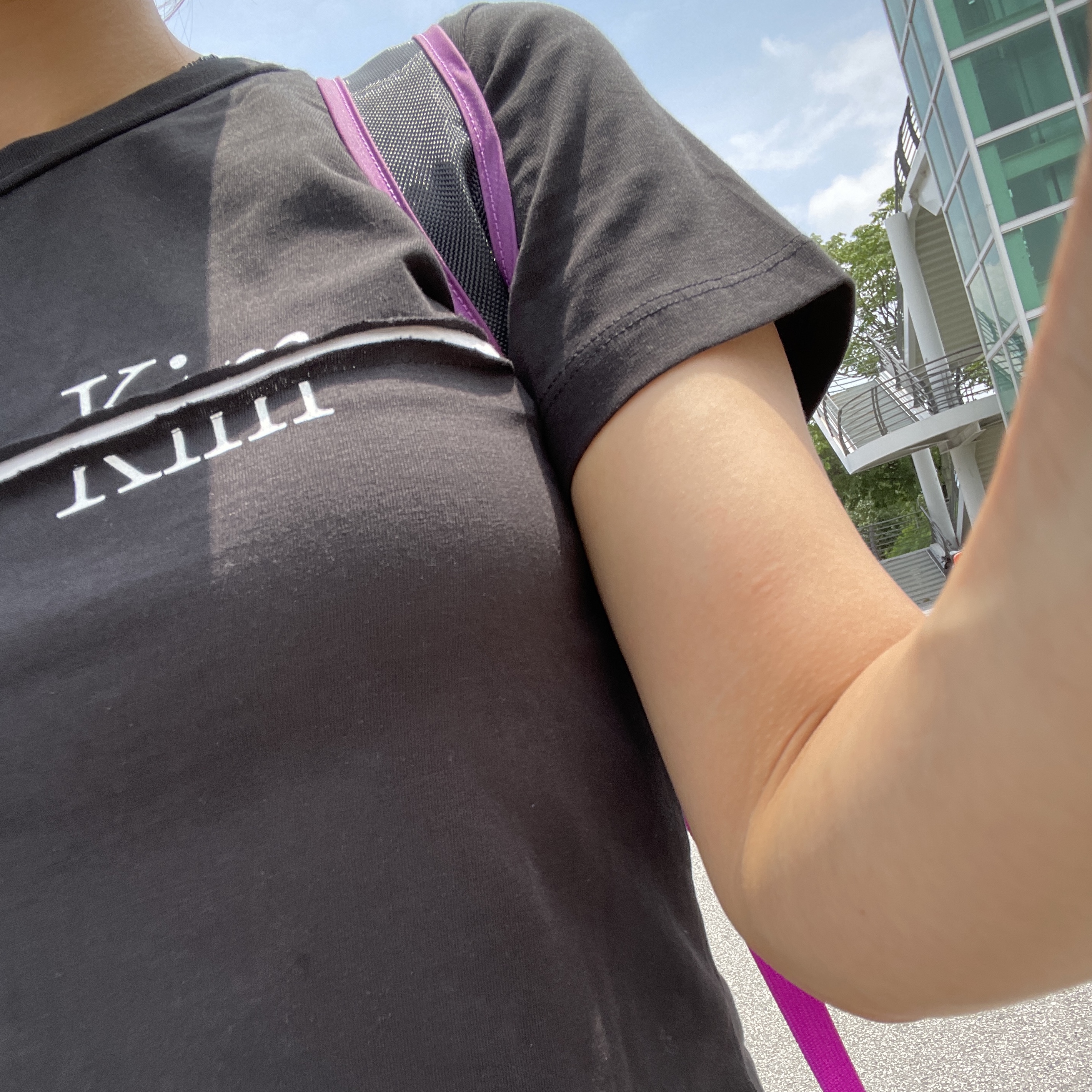 Arc'teryx Heliad 15 Backpack Groovie, (W) Matin Kim Cutted Logo Crop Top Black 착용 스타일 - 4