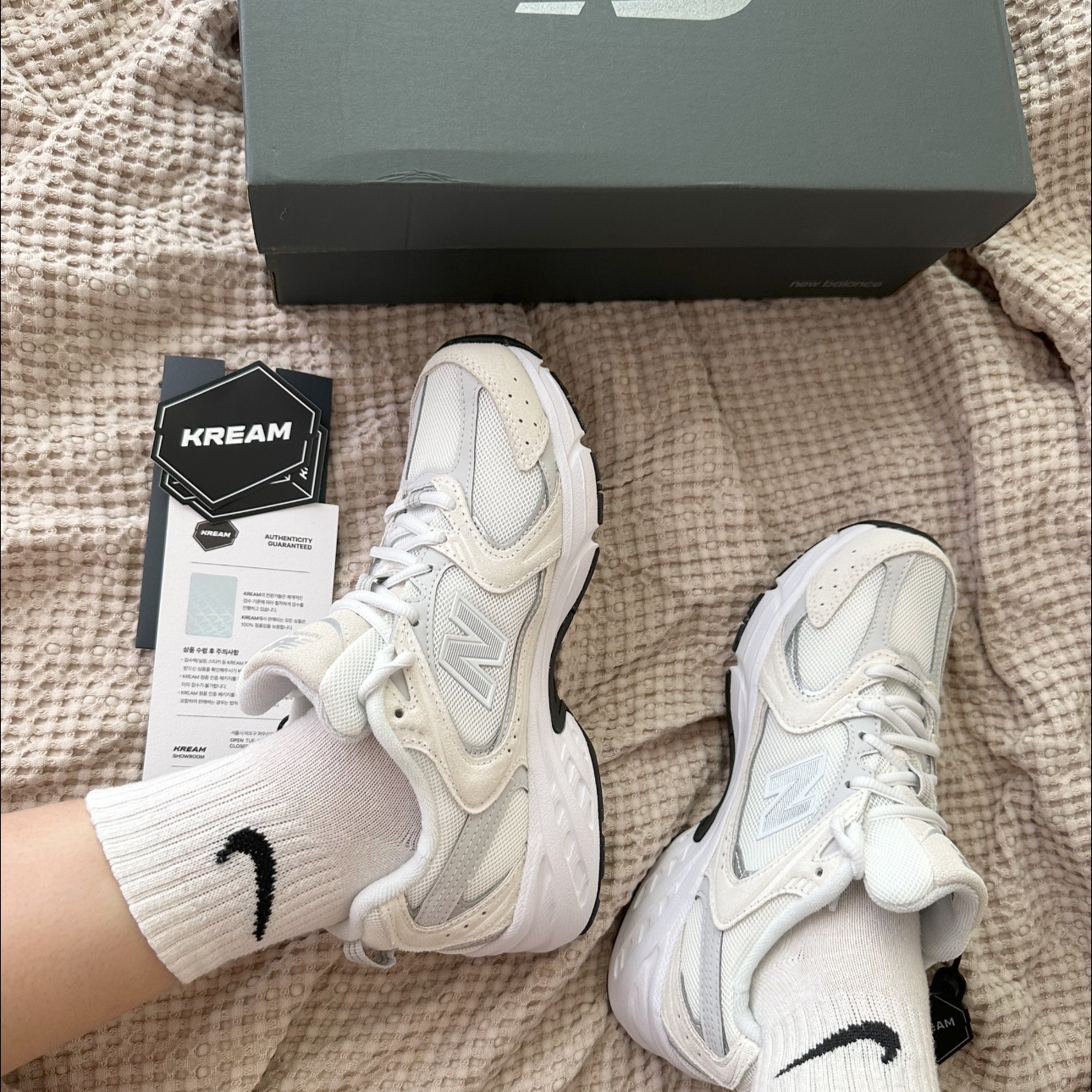 New Balance 530 White Grey 착용 스타일 - 3