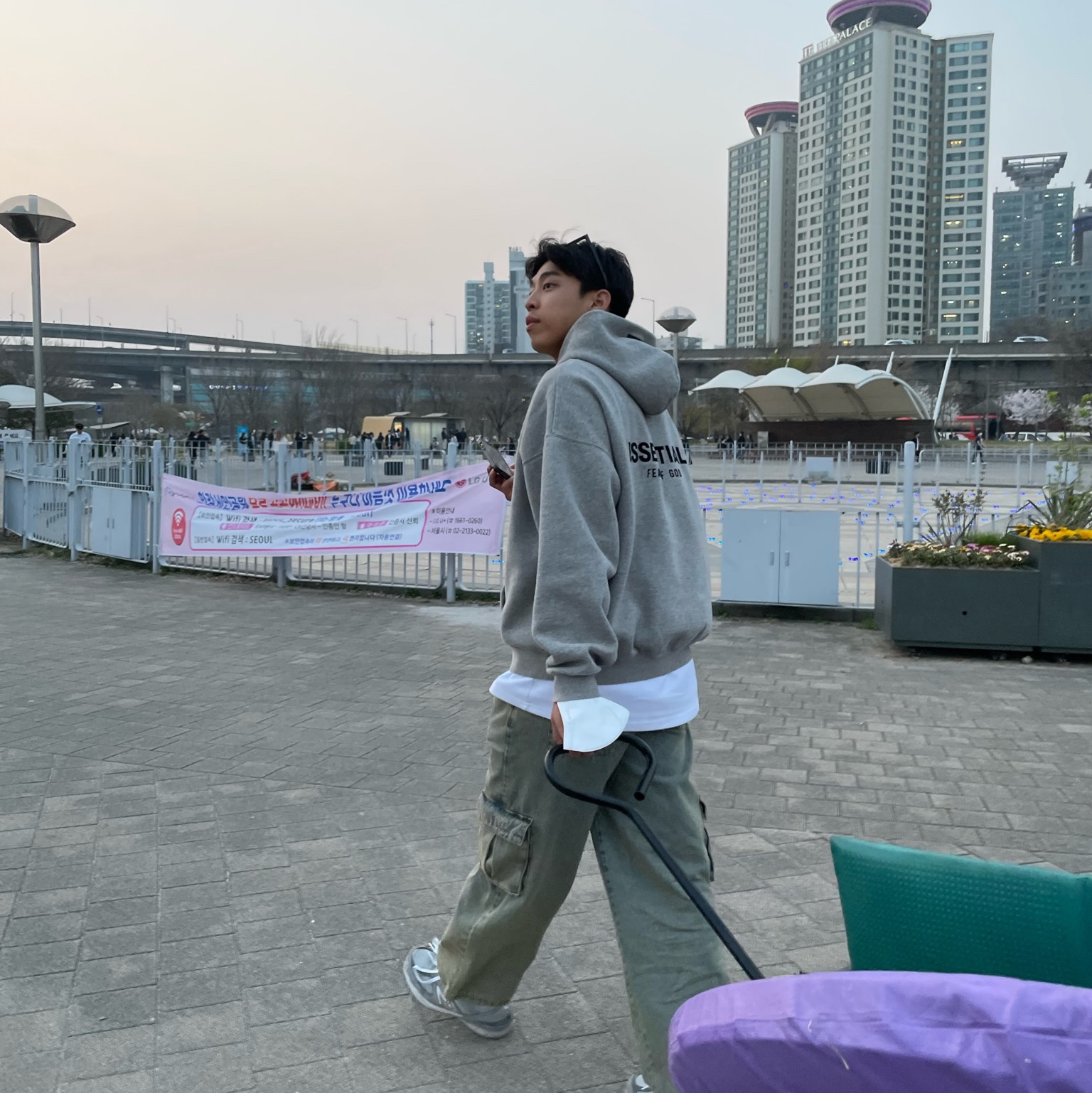 Essentials The Core Collection Hoodie Dark Oatmeal, New Balance 990v5 Made in USA Grey - D Standard 착용 스타일