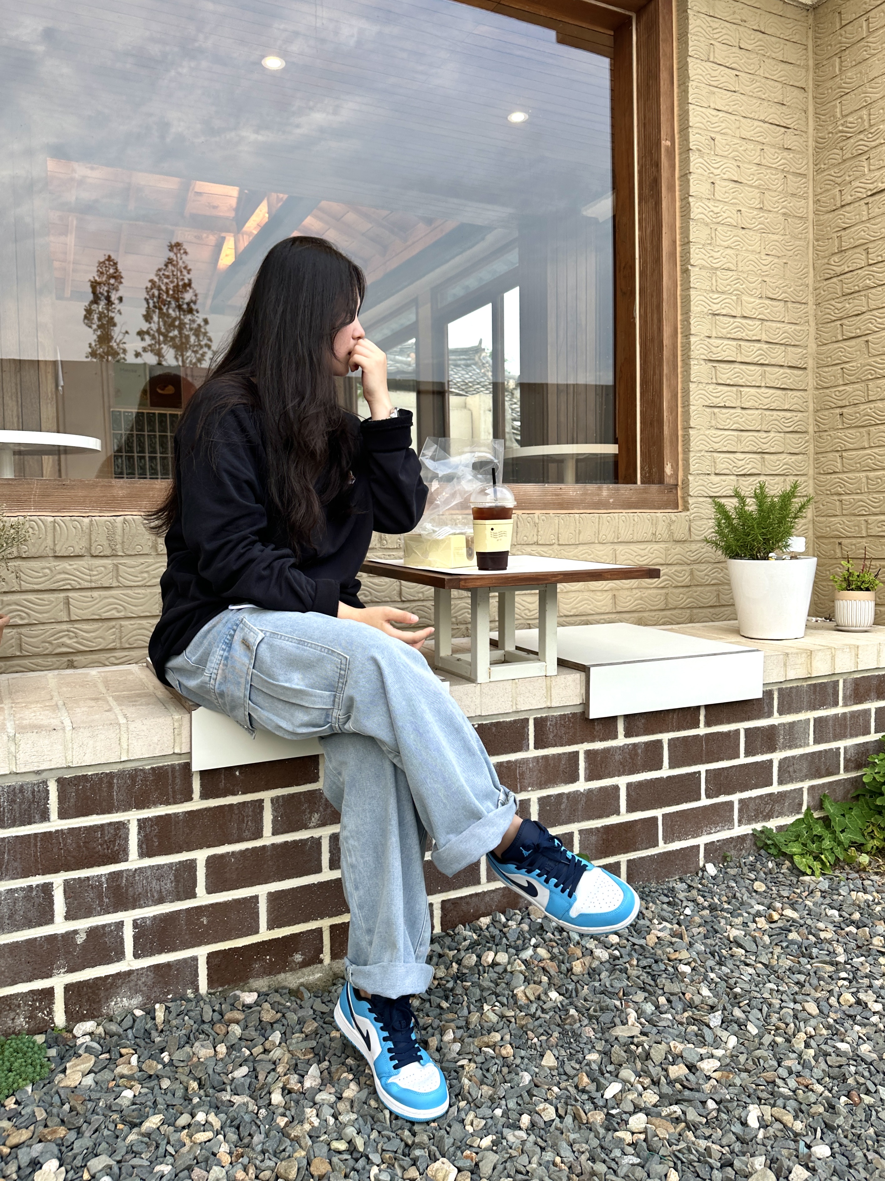 Jordan 1 Low Dark Powder Blue, Maison Kitsune Fox Head Patch Classic Sweatshirt Black 착용 스타일