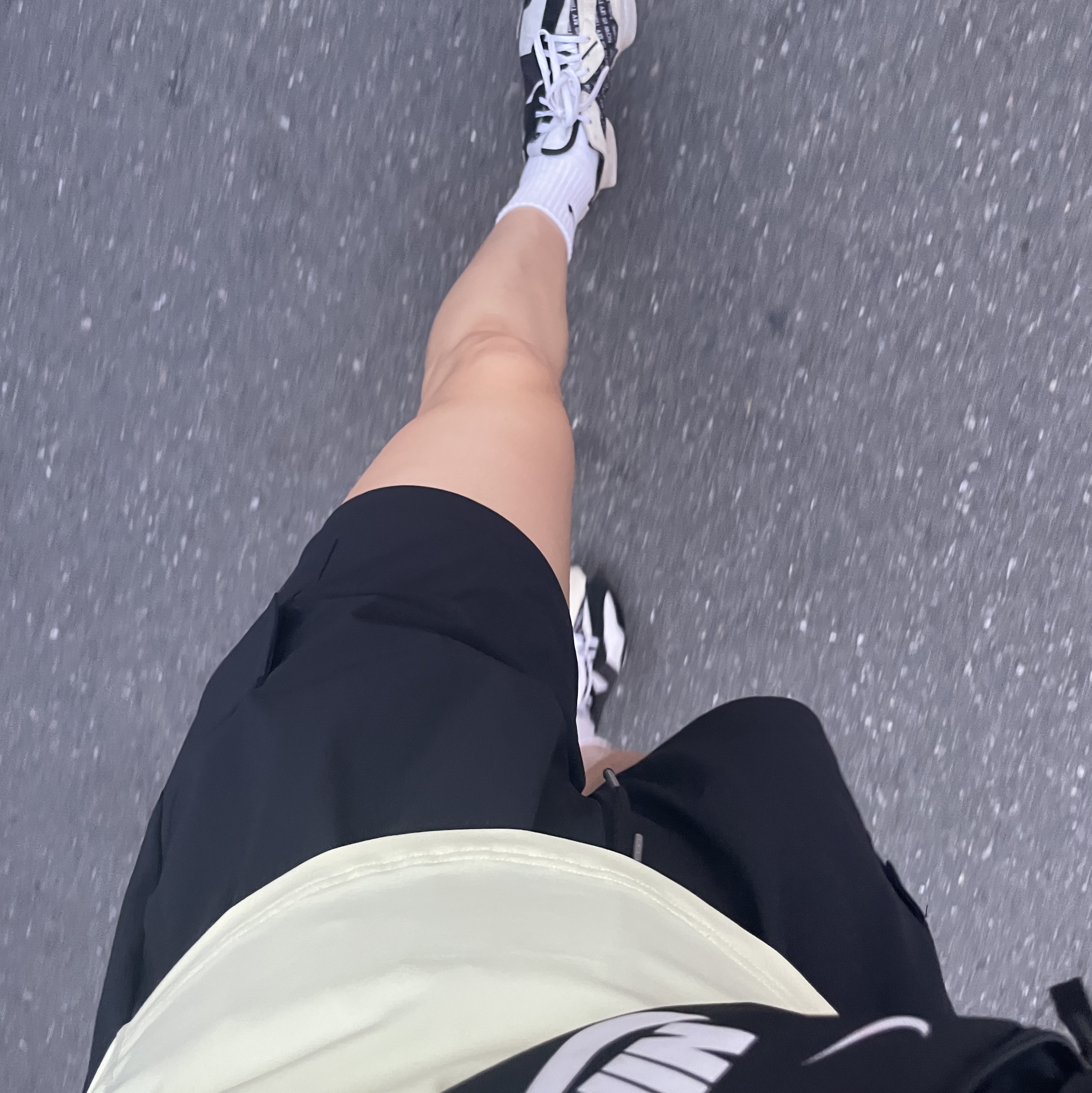 (W) New Balance 327 White Black 착용 스타일 - 4