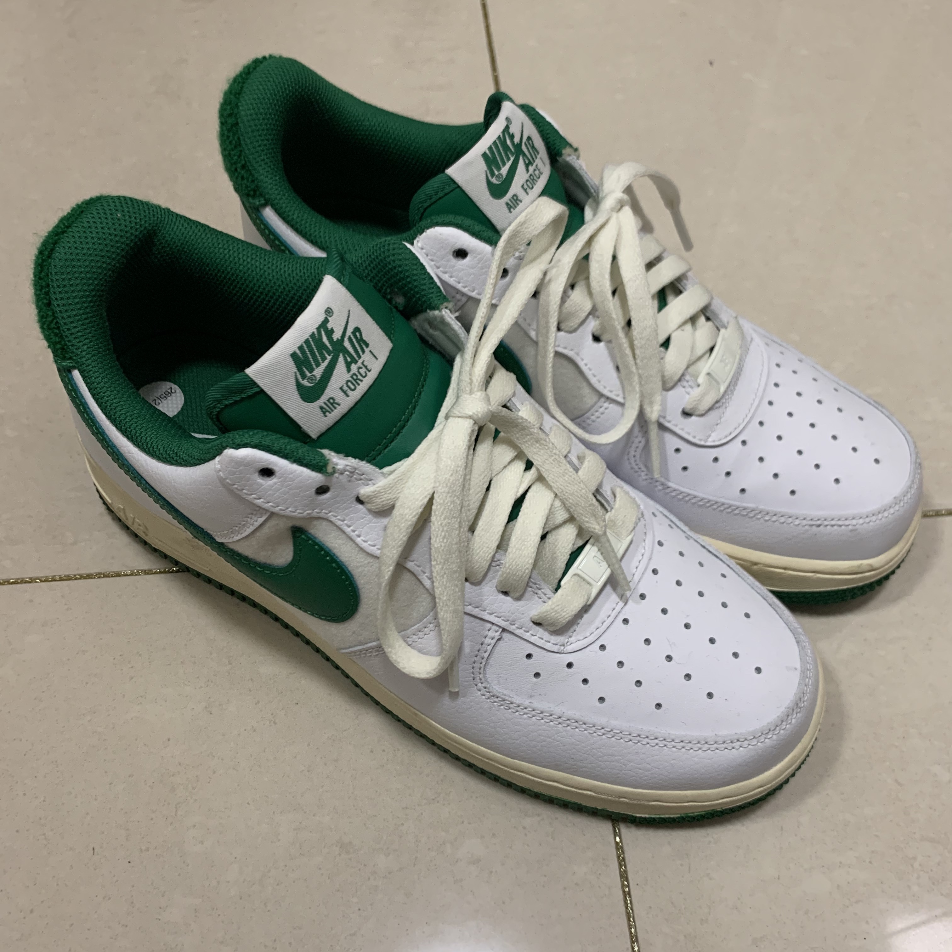 Nike Air Force 1 '07 LV8 Varsity White Pine Green 착용 스타일