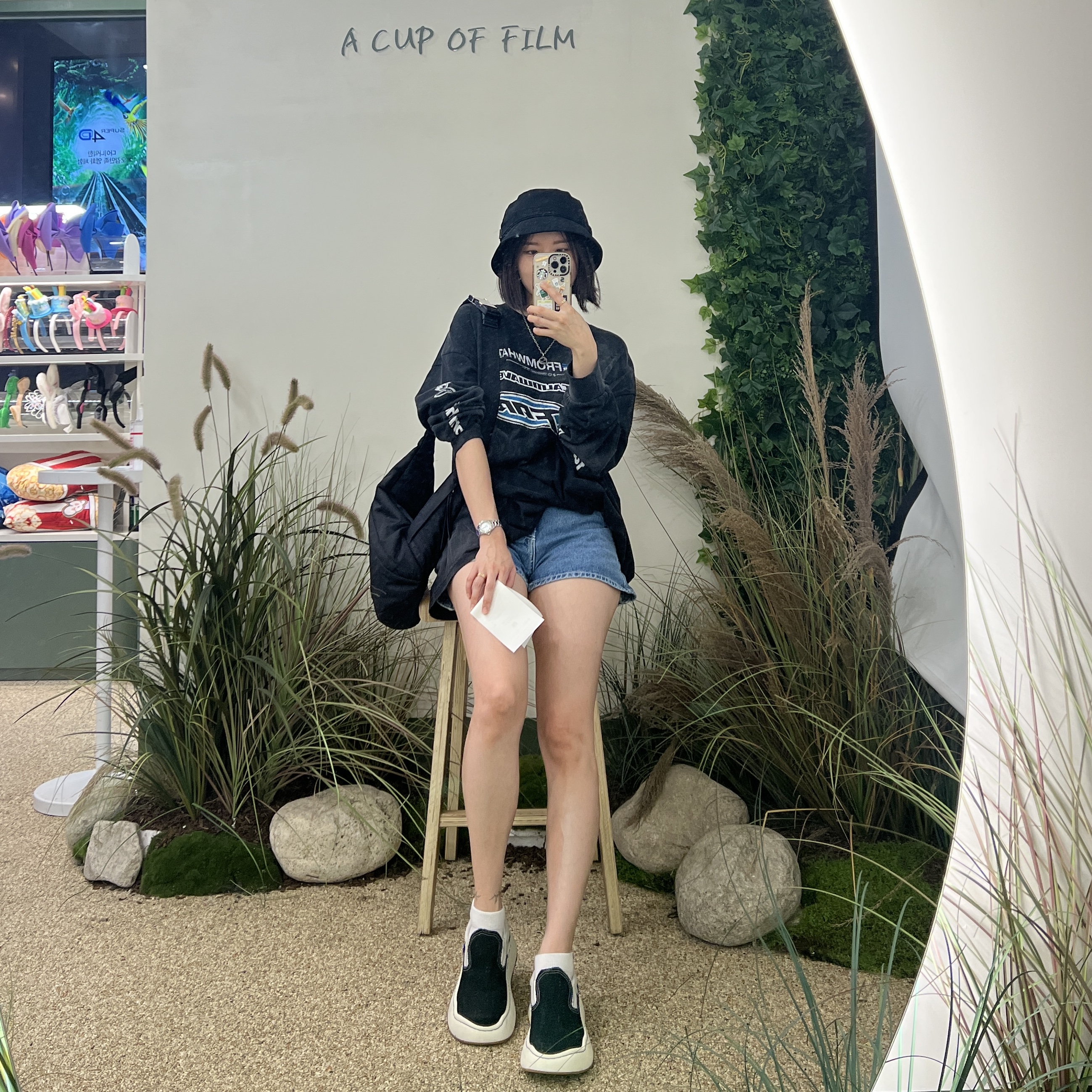 Farfromwhat Far Washed Logo Long Sleeve T-Shirt Black, Prada Re-Nylon and Leather Shoulder Strap Backpack Black 착용 스타일 - 1