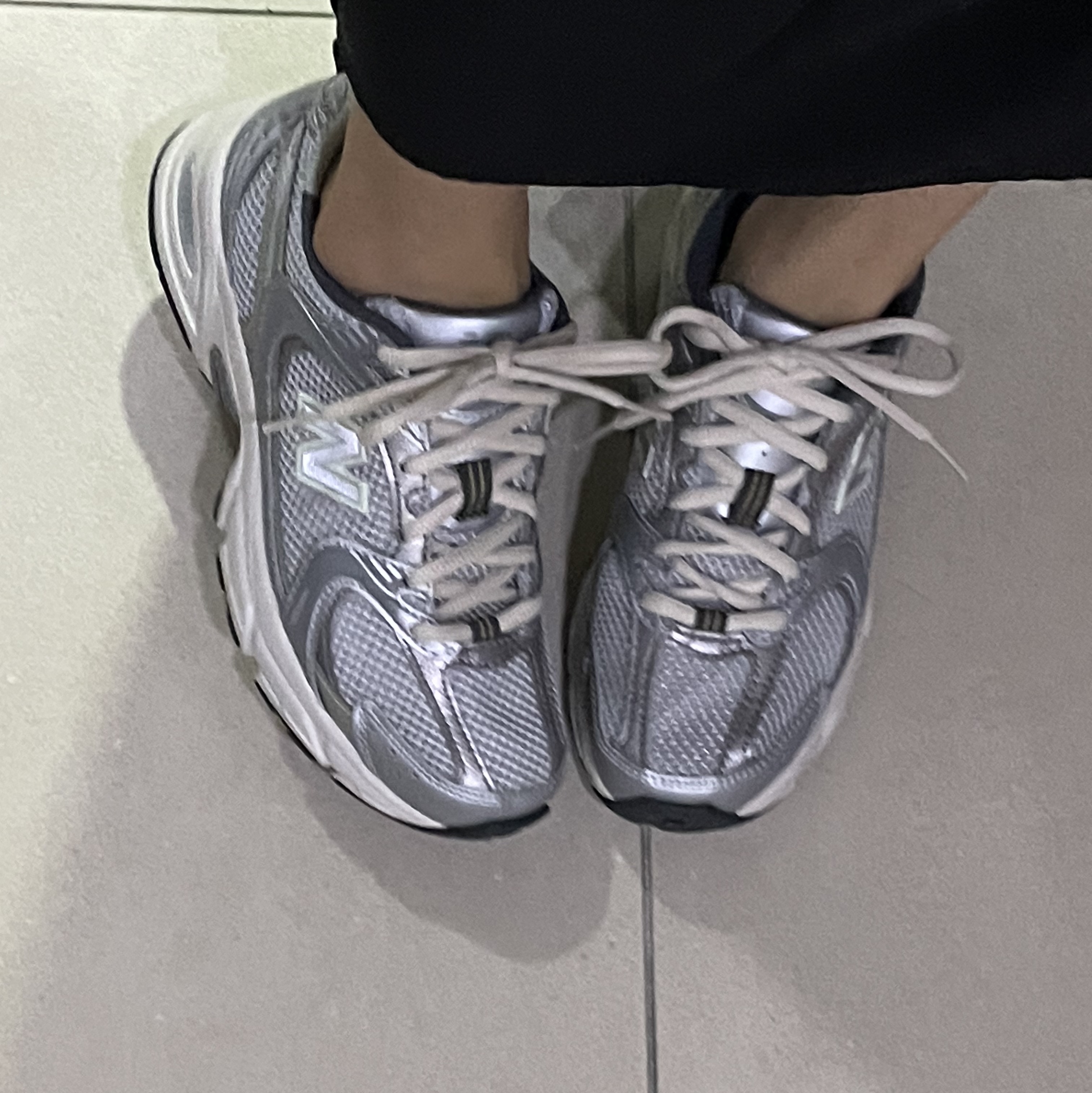 New Balance 530 Earth 착용 스타일 - 1