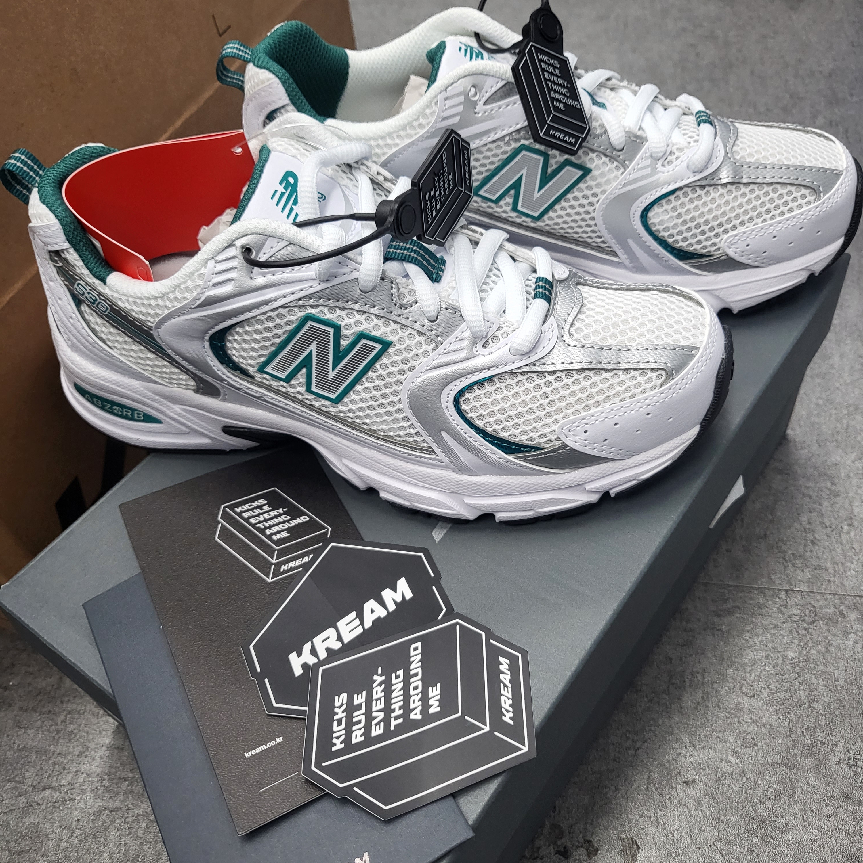 New Balance 530 White Mint 착용 스타일